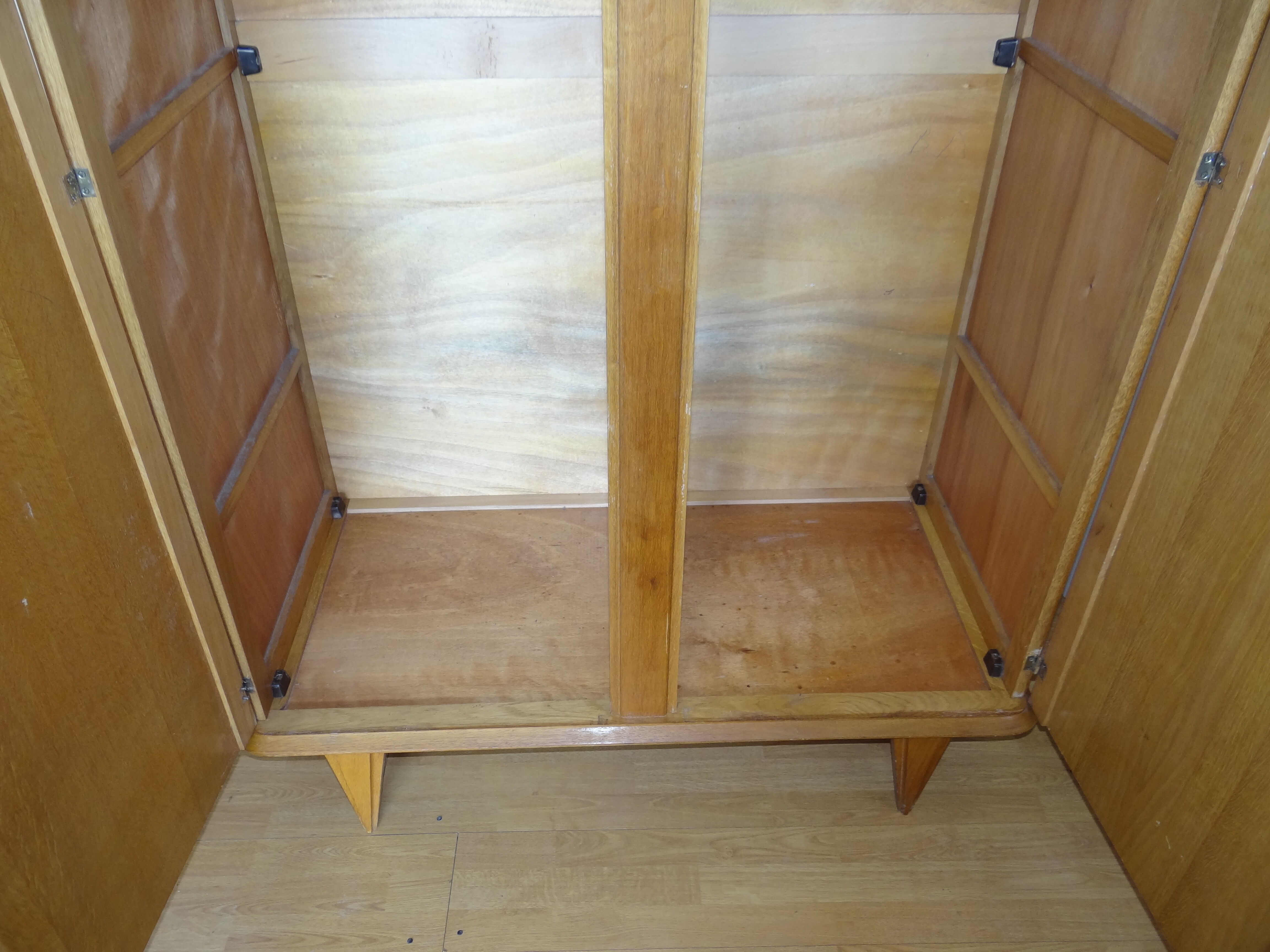 Armoire parisienne en chêne clair 1950 pied compas