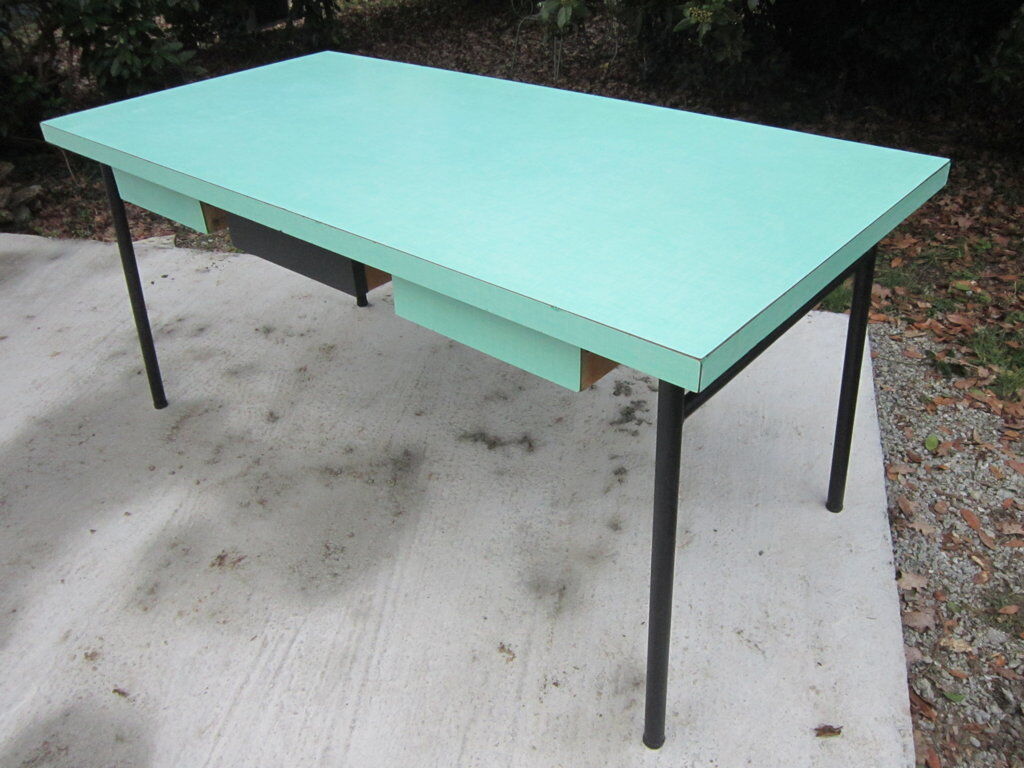 Table metal and formica