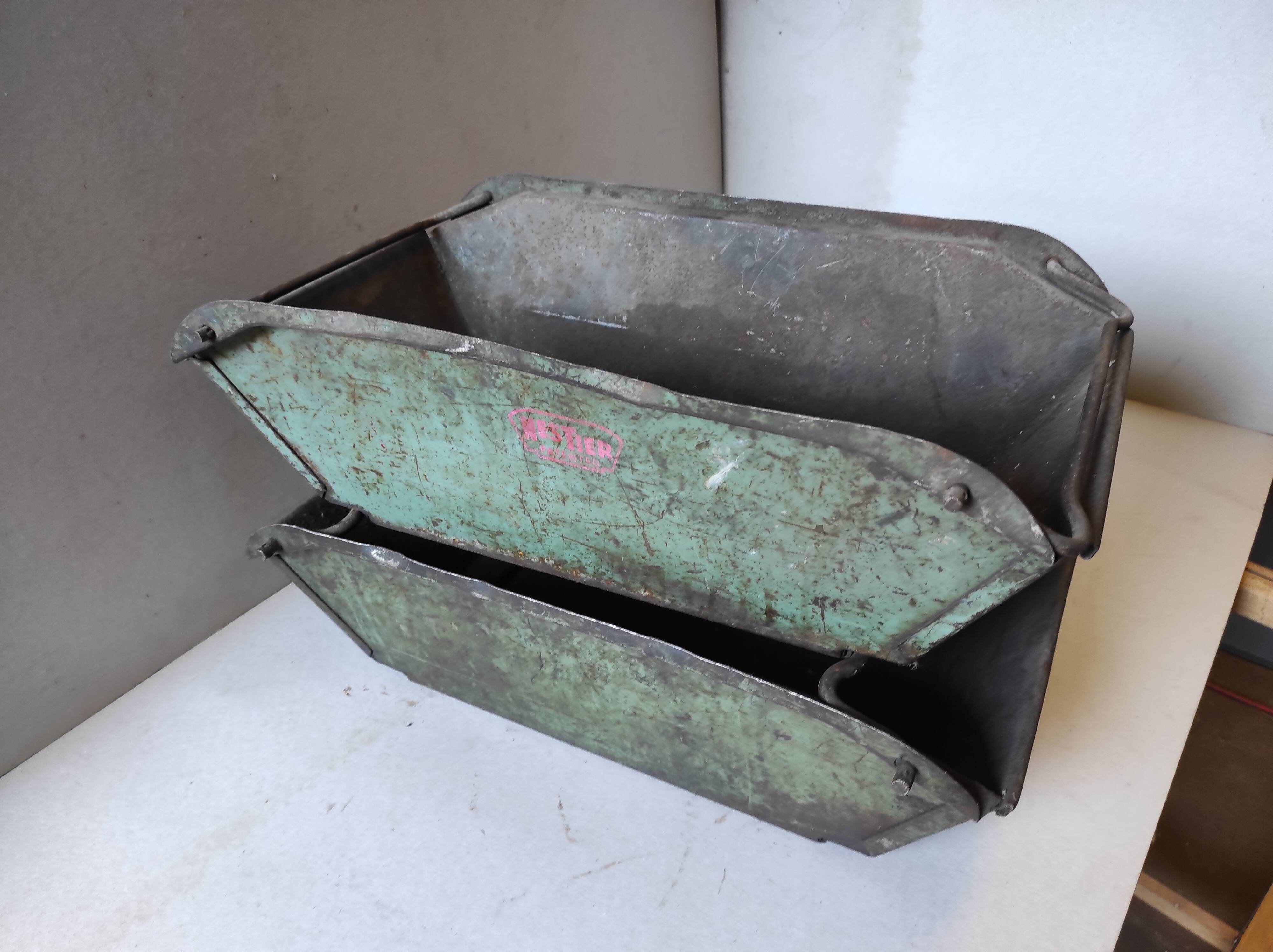 Old metal box of vintage industrial workshop Nestier