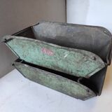 Old metal box of vintage industrial workshop Nestier