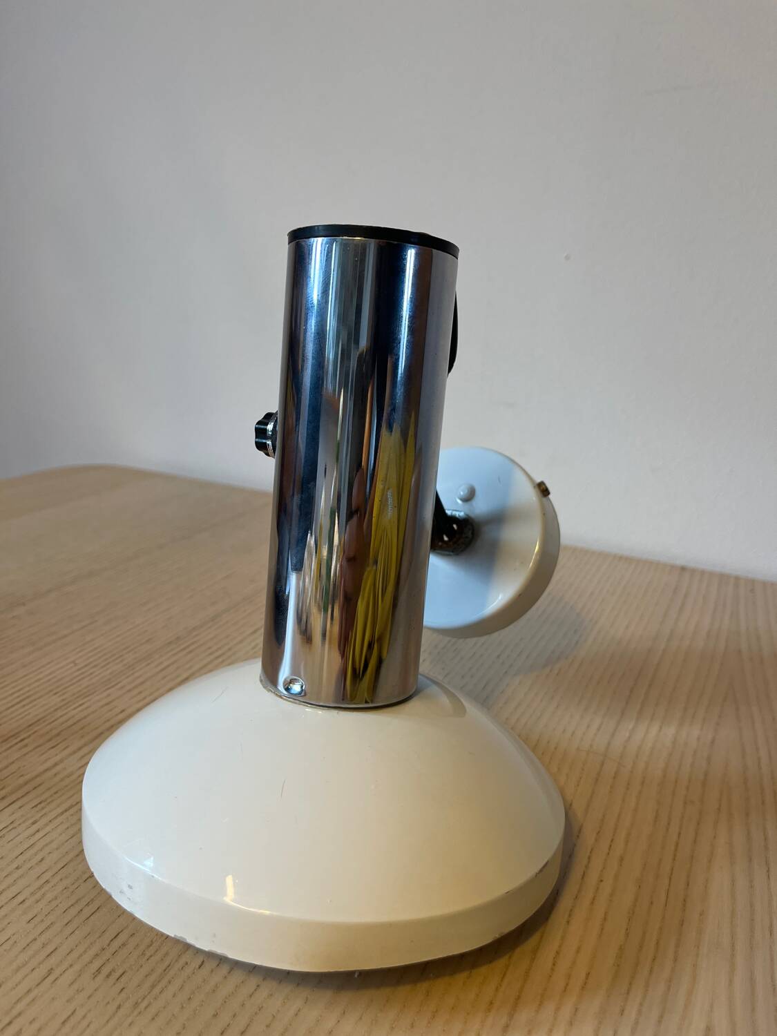 Wall light in metal and chrome-plated plastic