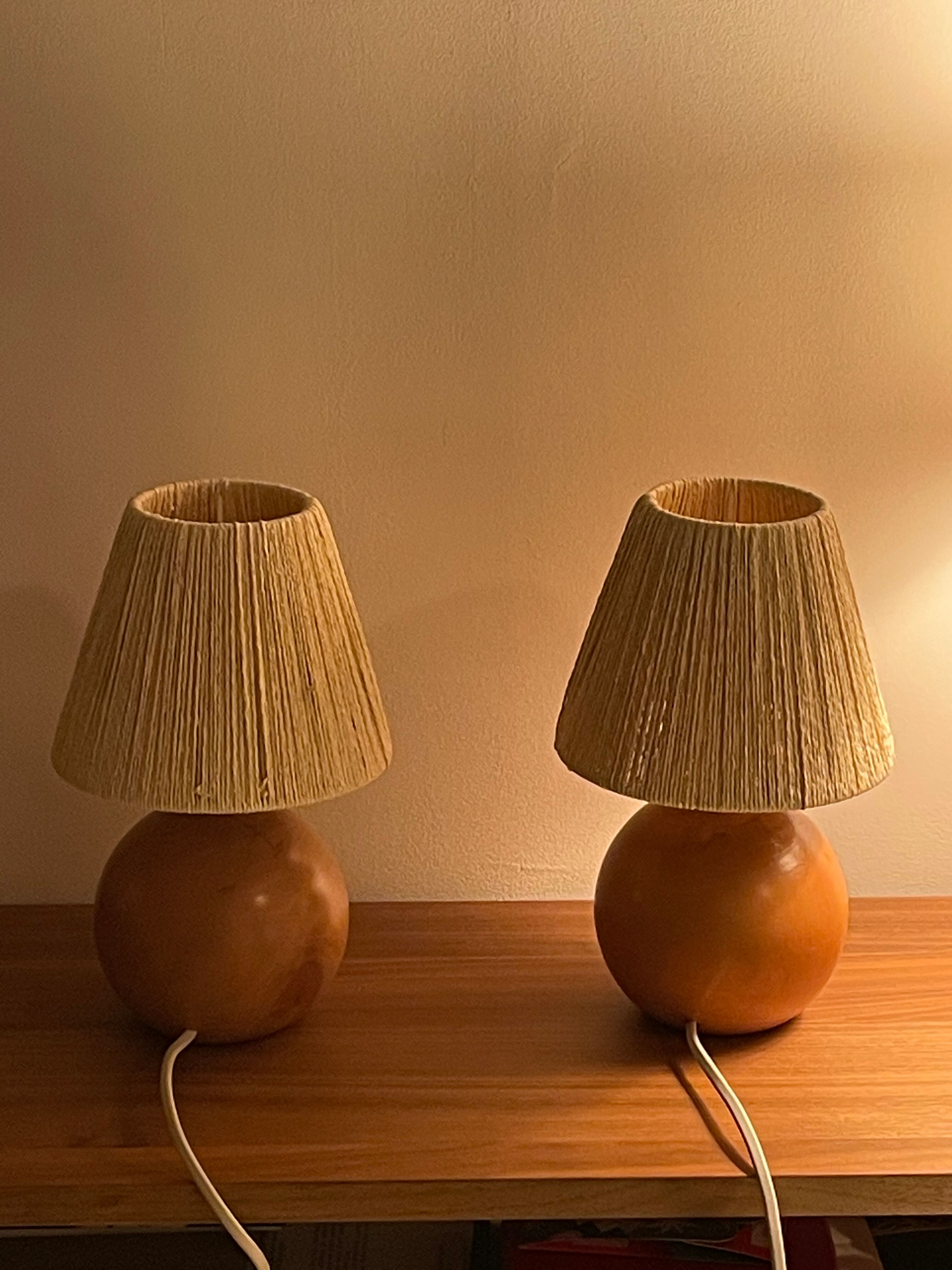 Paire de lampes boule bois massif et fil corde raphia vintage