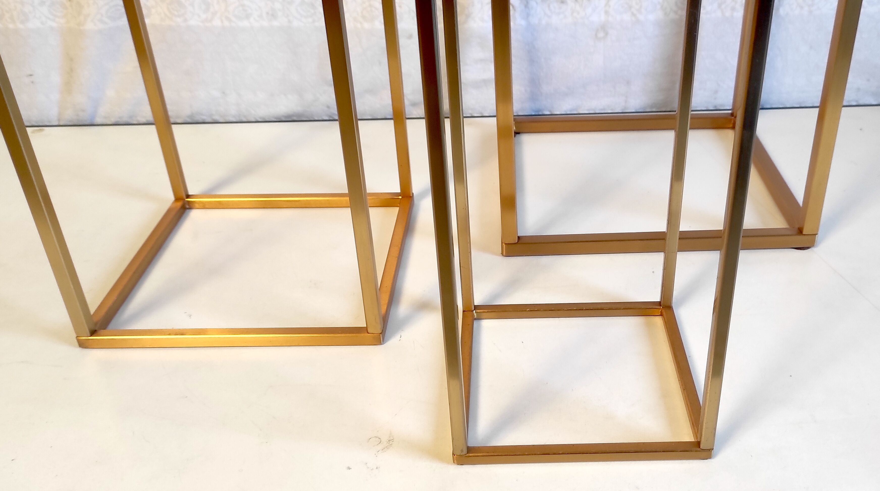 Pull-out harnesses in gilded brass and smoked glass.