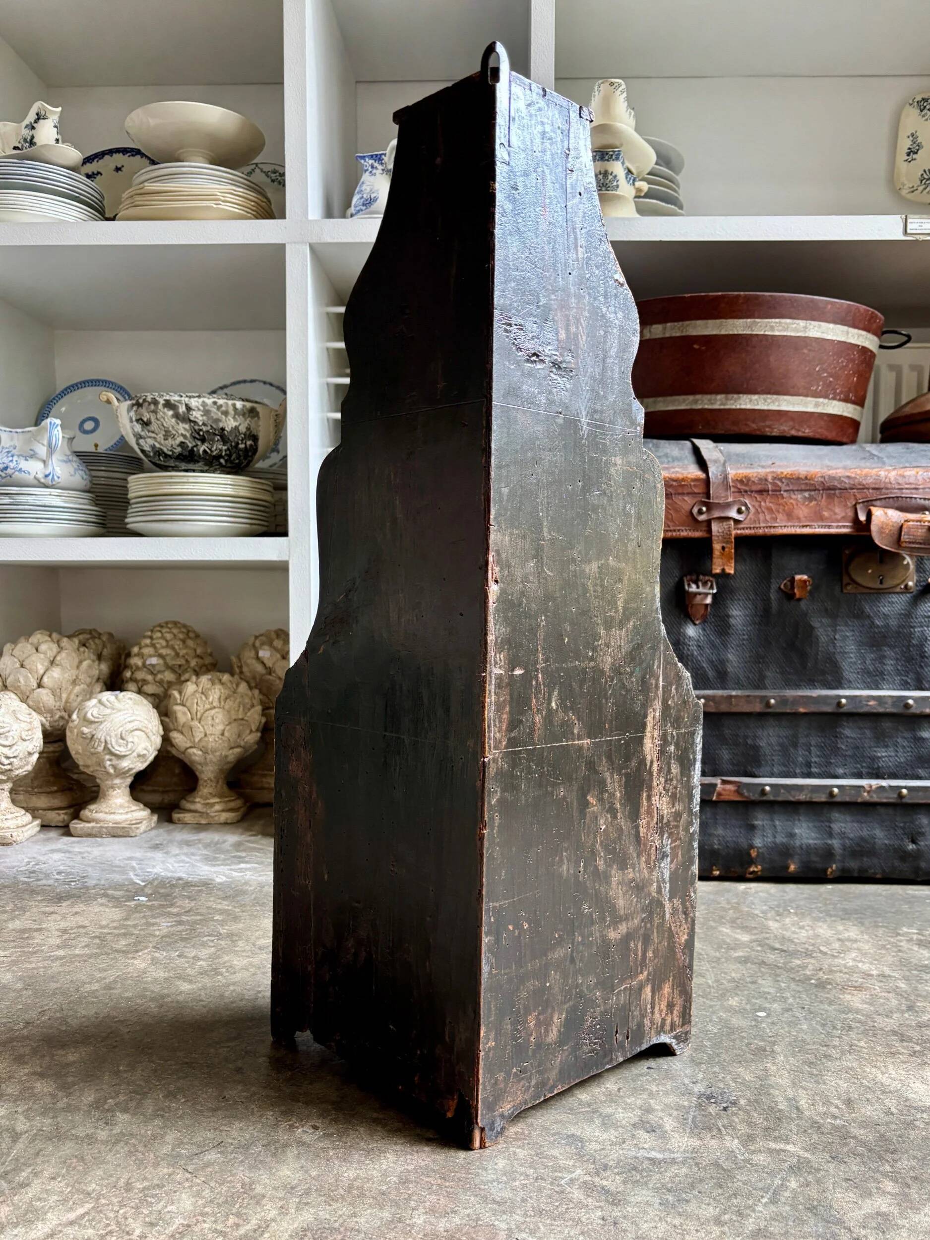 Encoignure en bois laqué noir et décor polychrome, XVIIIème s.