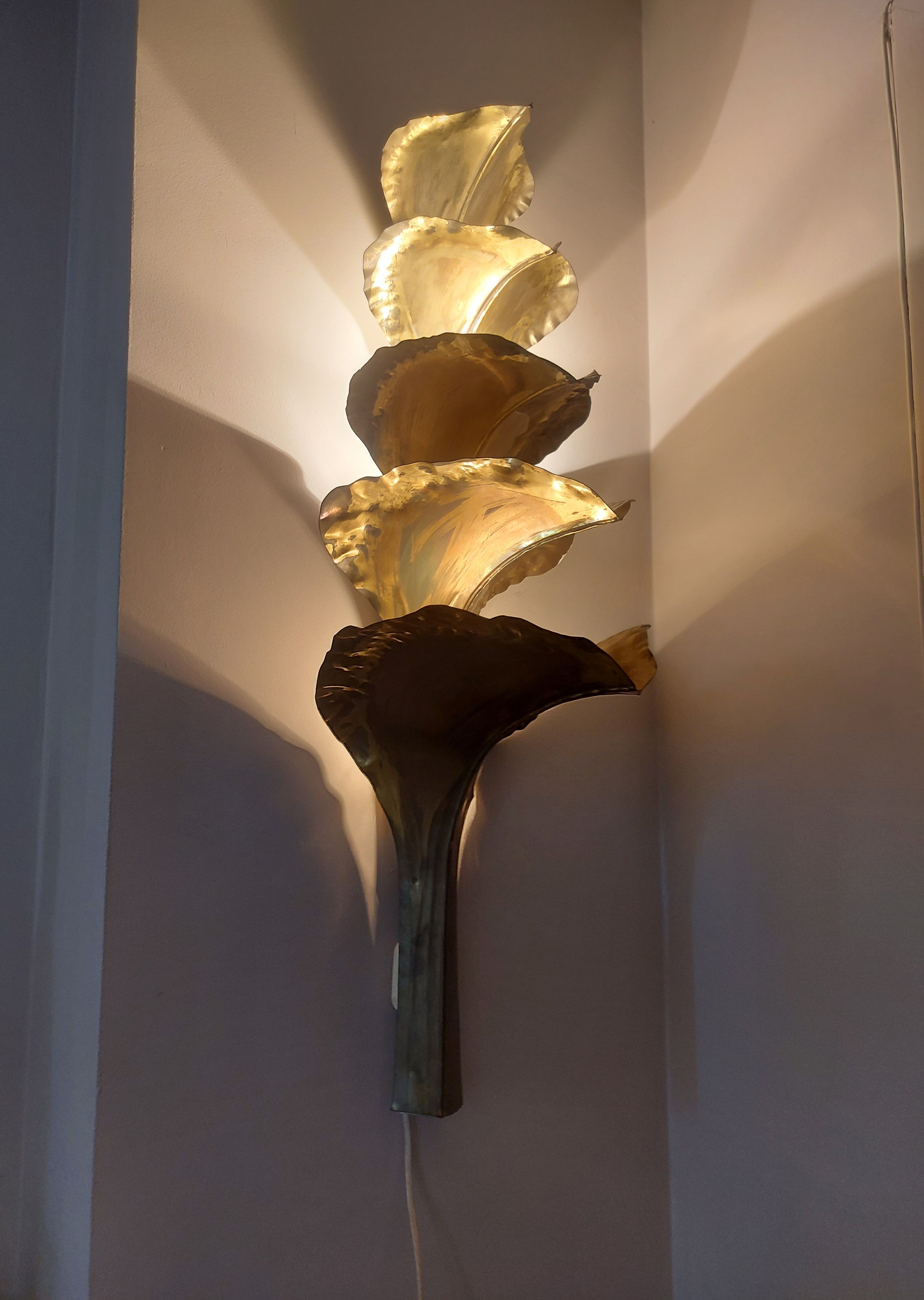 Wall lamp design in gilded metal, leaf décor