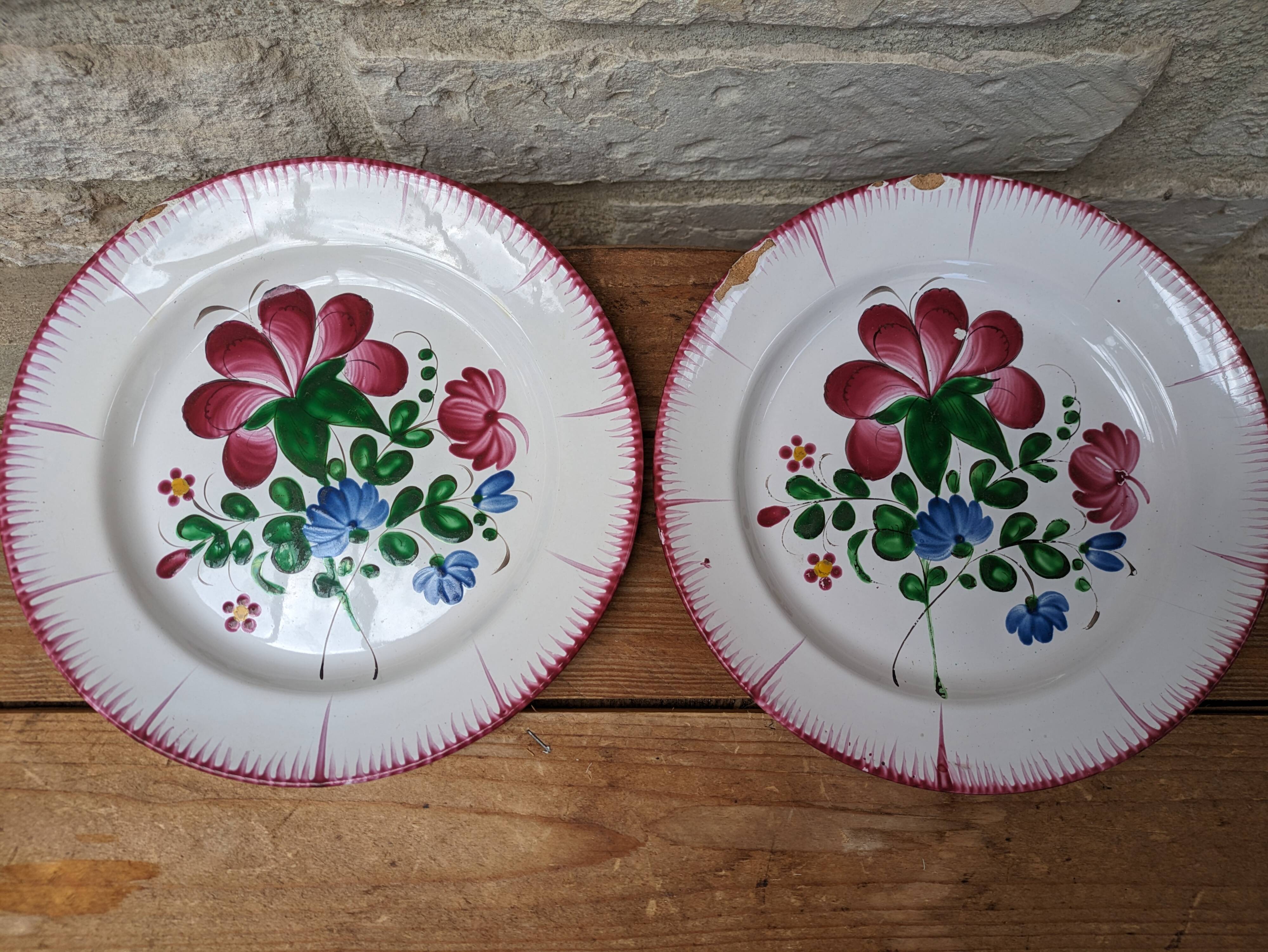 Set of 2 old plates with flower bouquet decoration