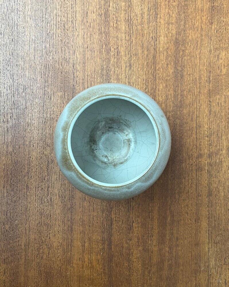 Mid-century German minimalist studio pottery vase by Hildegard and Peter Delius for Hamelner Kunsttöpferei, 1960s.