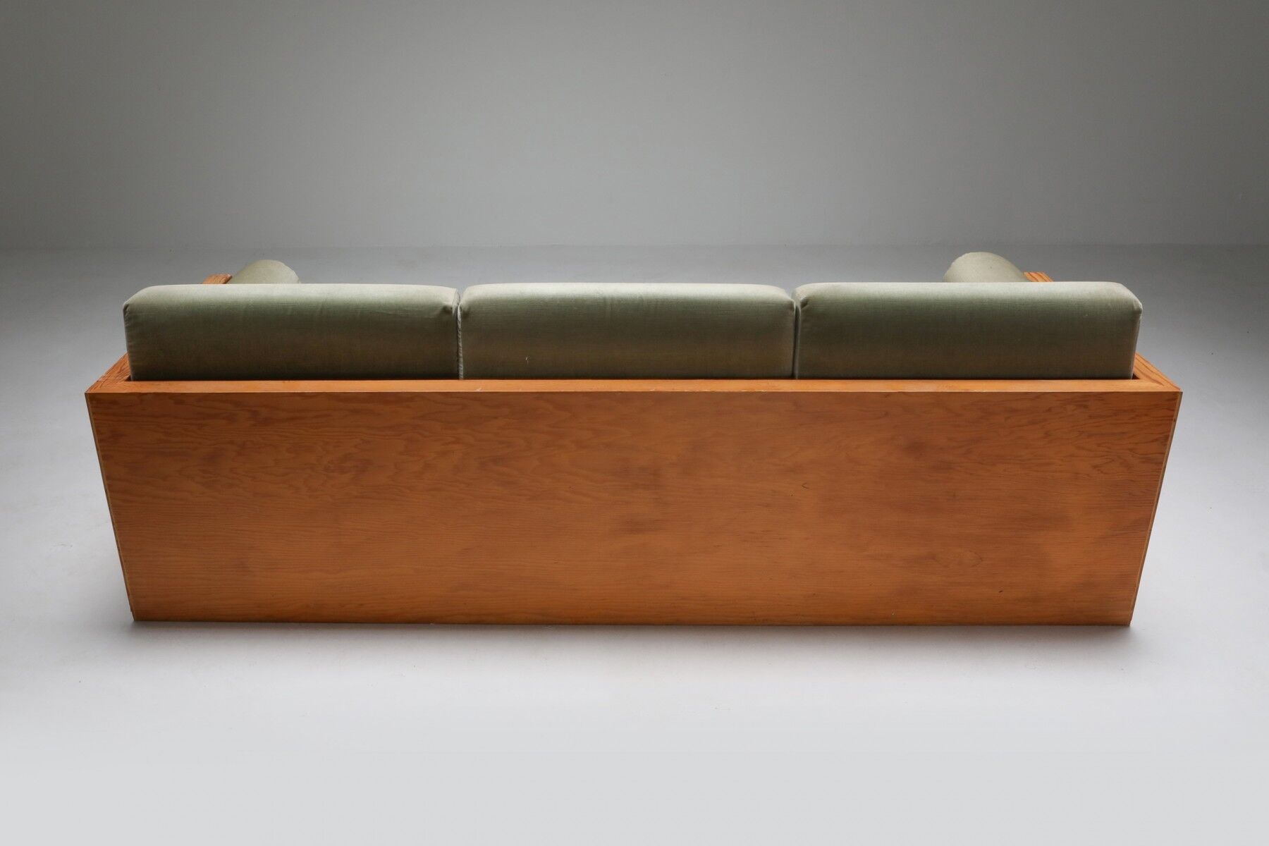 Three-seater sofa in moss green velvet and pitch pitch 1960
