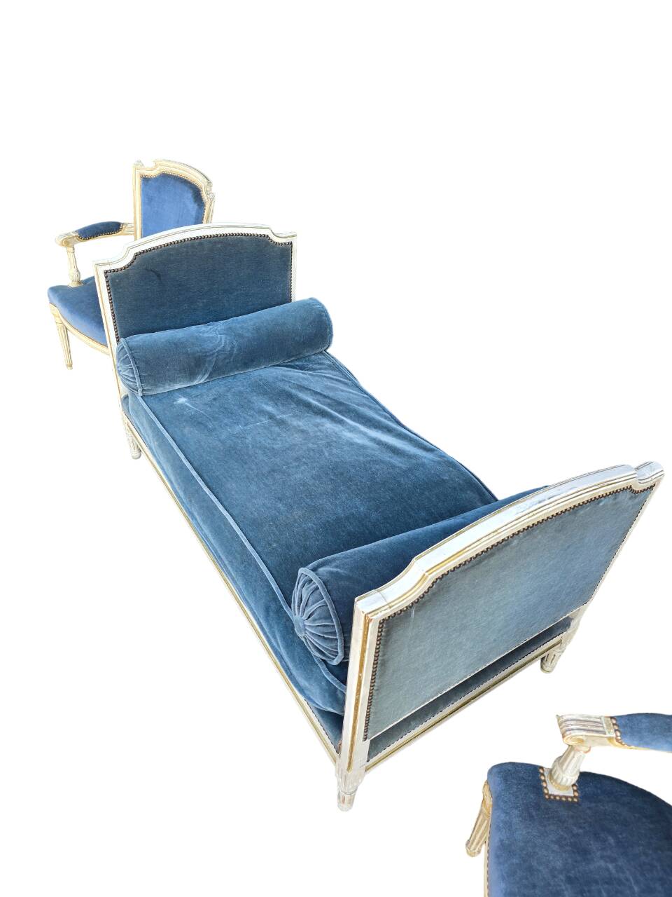 Living room with daybed and two armchairs