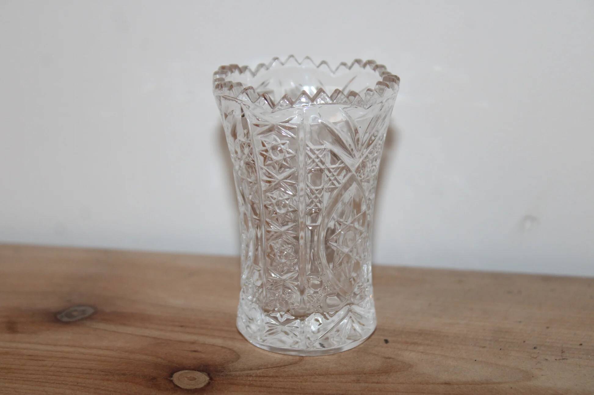 Small cut glass soliflore vase, geometric design, H 8 cm
