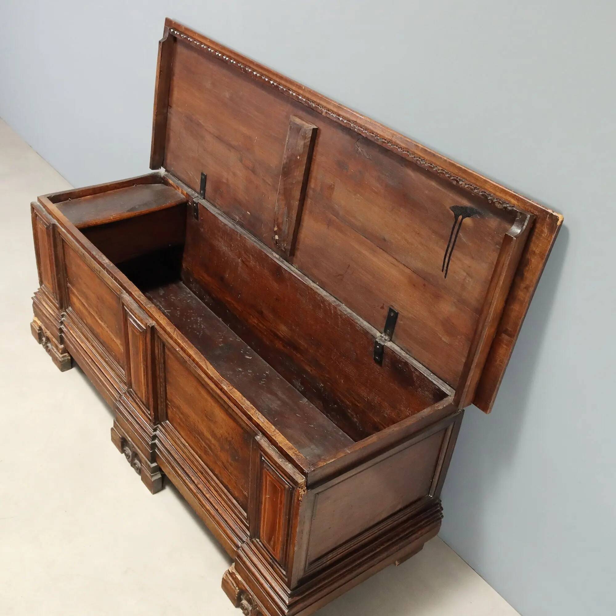 Baroque antique chest in carved walnut, Italy, 18th century.