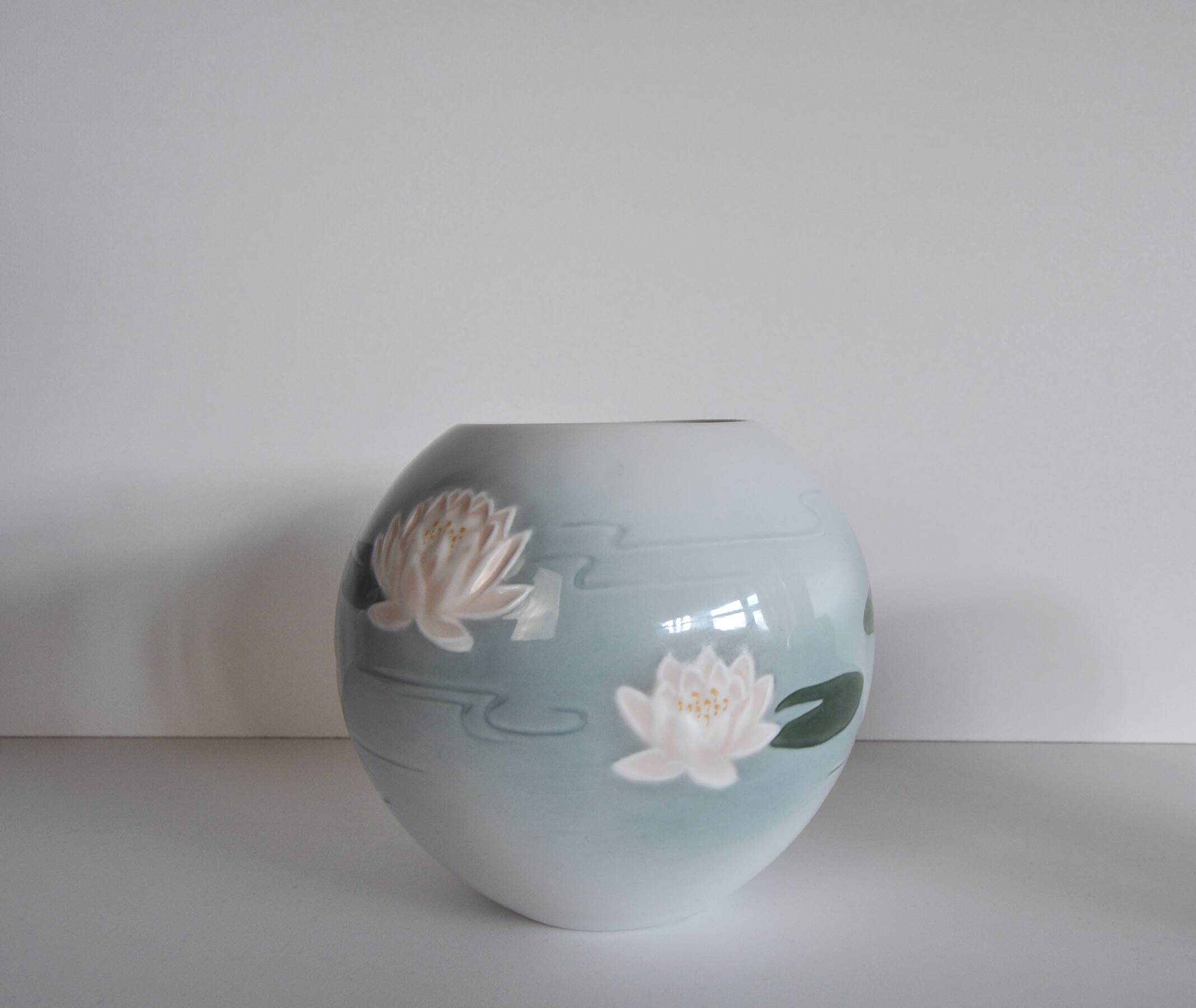Vases de Bing & Grøndahl de la série Nénuphar, début du 20e siècle.