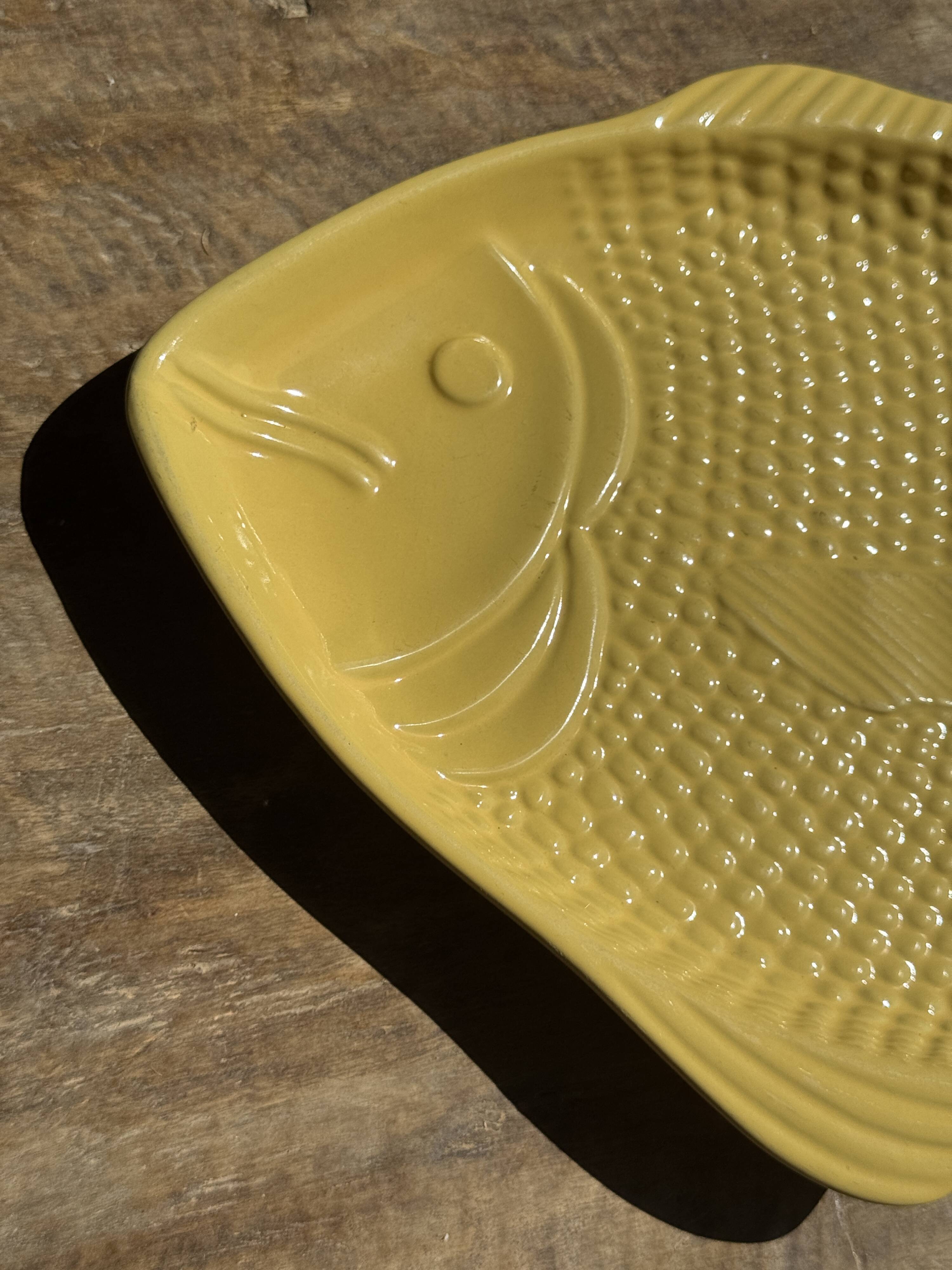 Yellow fish-shaped dish L38