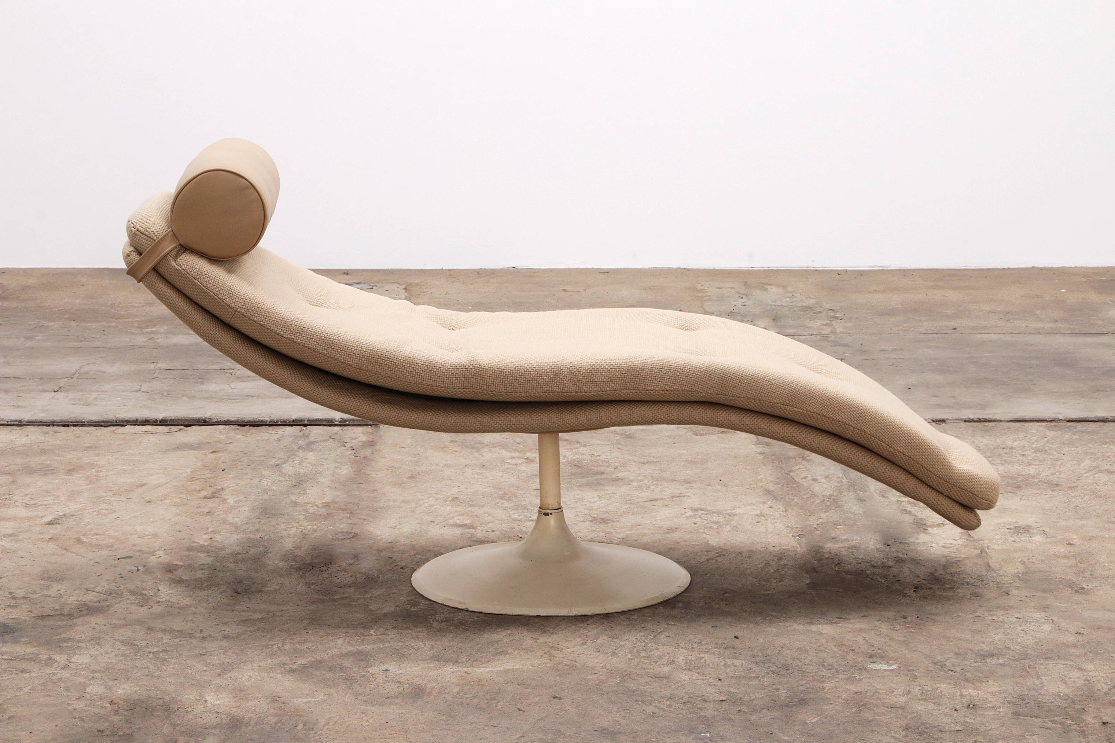 Vintage Lounge armchair reupholstered from the 1960s in the style of Knoll.