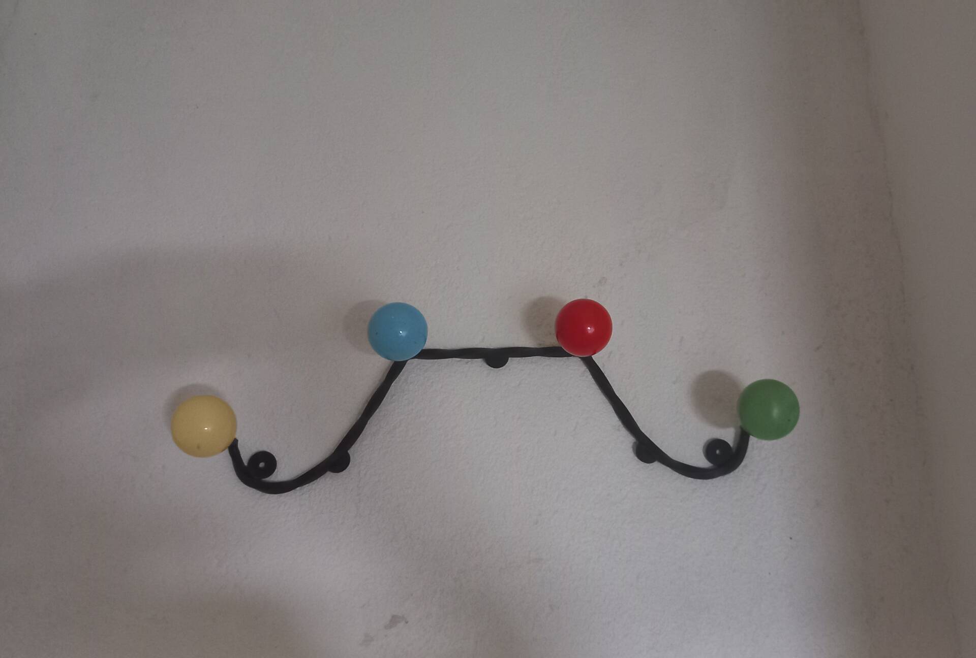Vintage wall coat rack "Atomic" in wrought iron with multicoloured balls.