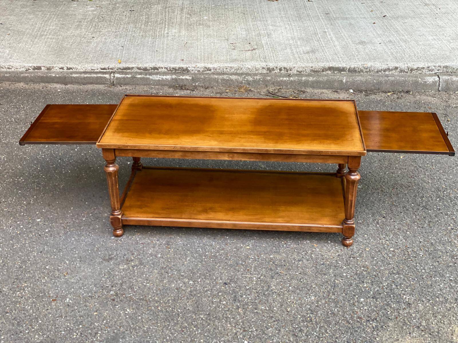 Extendable coffee table in solid wood with two shelves, 100 cm