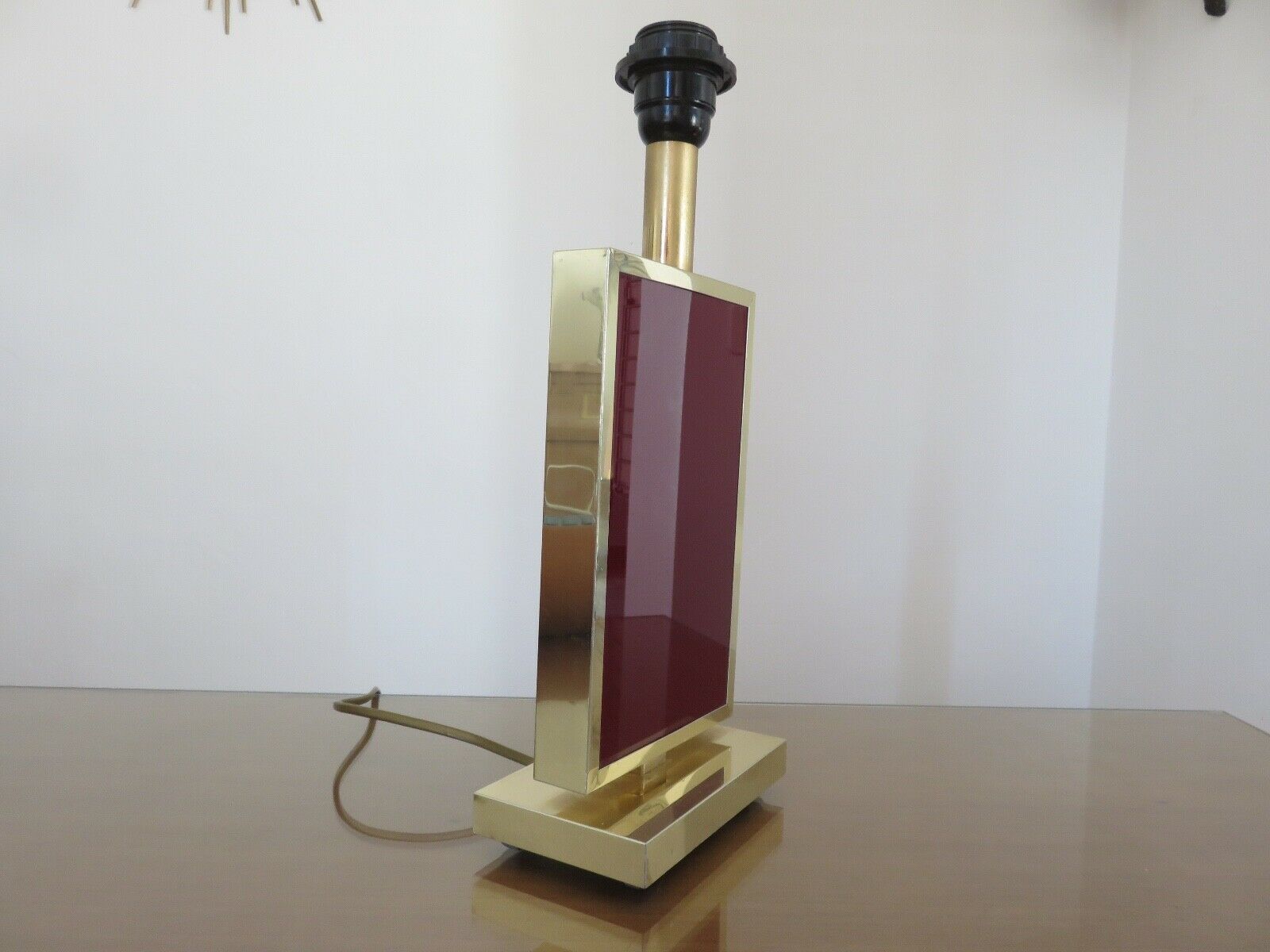 Lampe en laiton et plexiglas bordeaux années 70