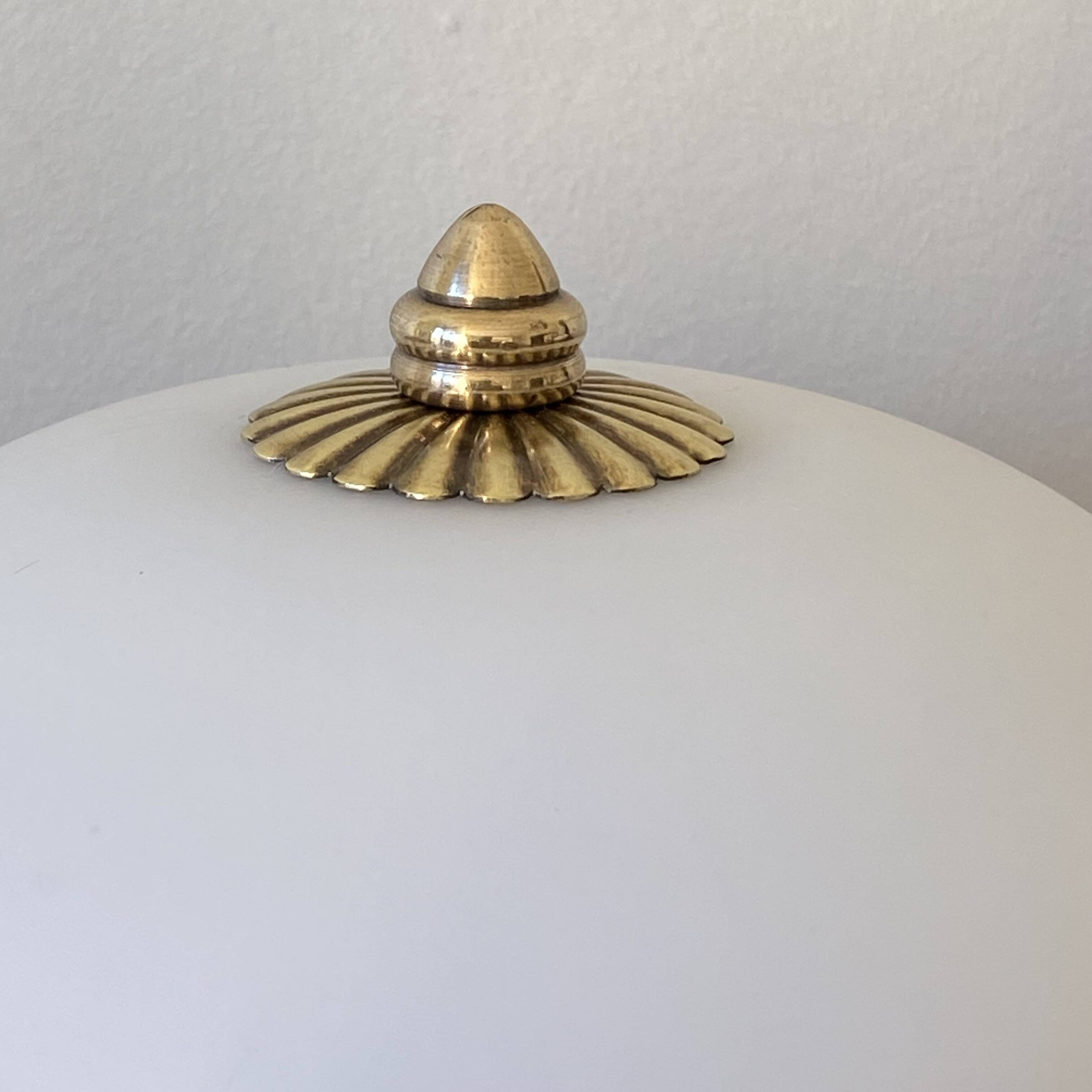 Paire d'appliques plafonniers anciens demi sphérique verre blanc et laiton