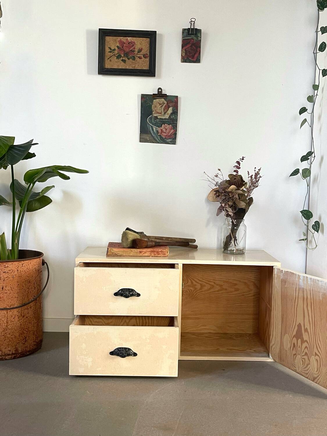 Beige workshop furniture