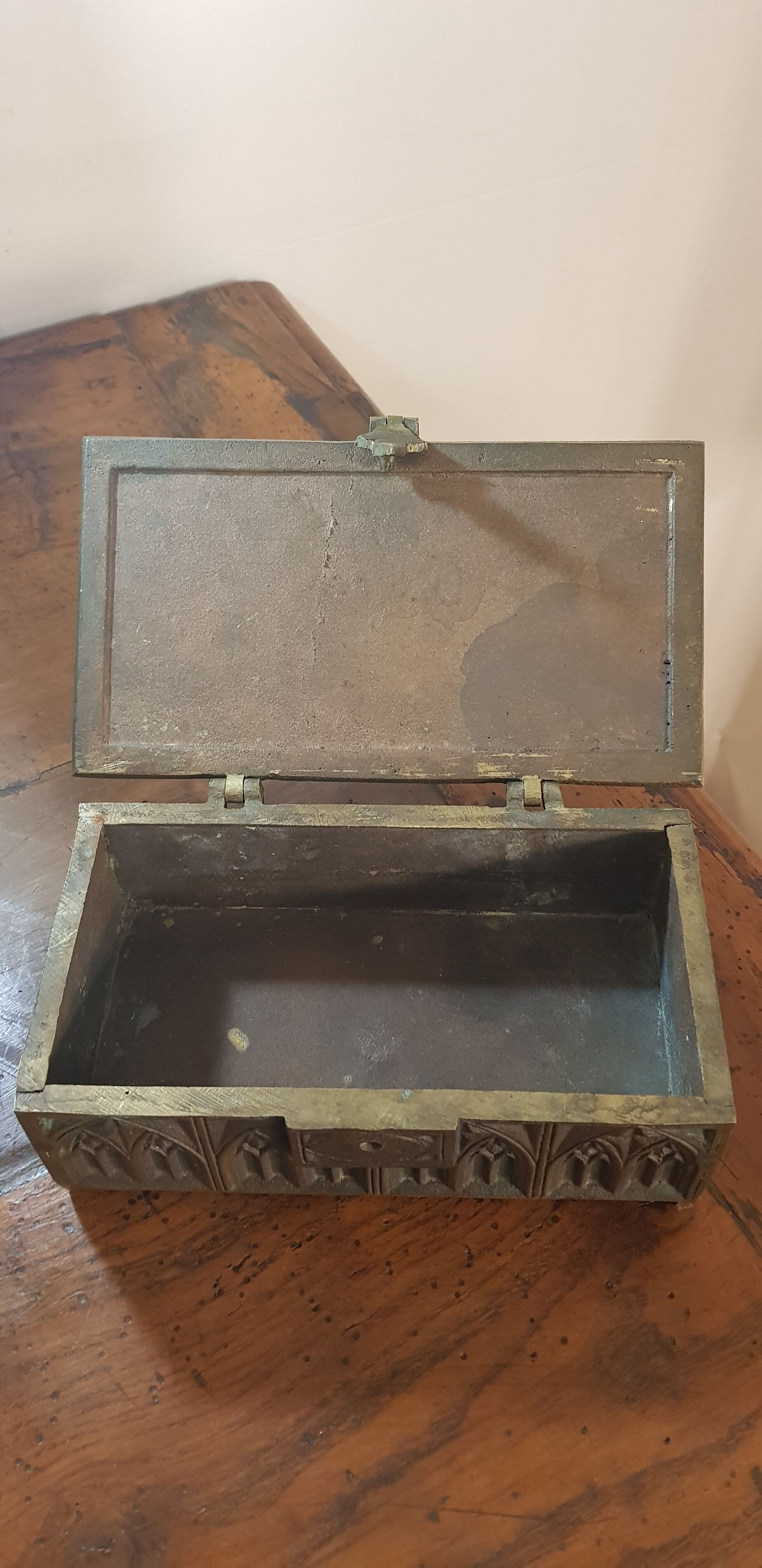 Box in bronze