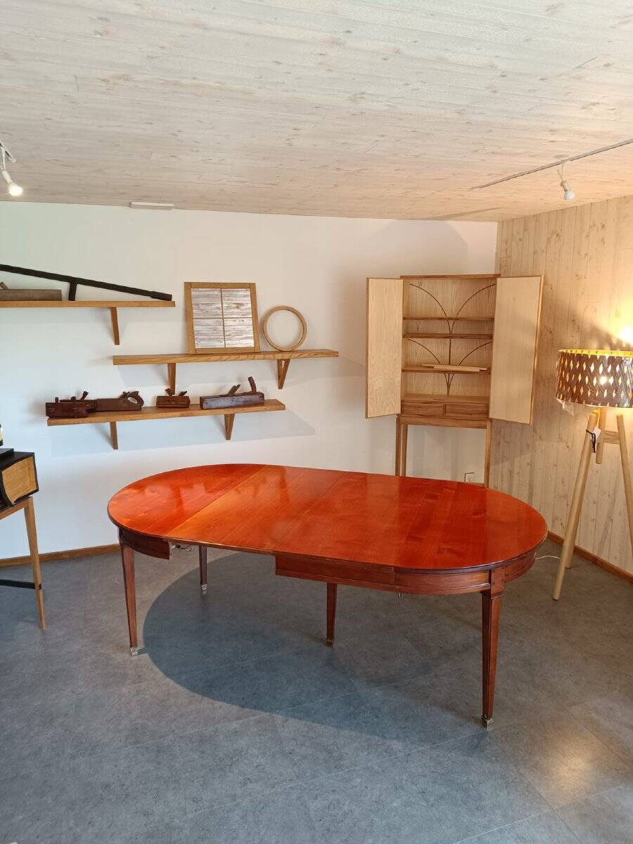 DINING TABLE IN EXOTIC WOOD IN PERFECT CONDITION