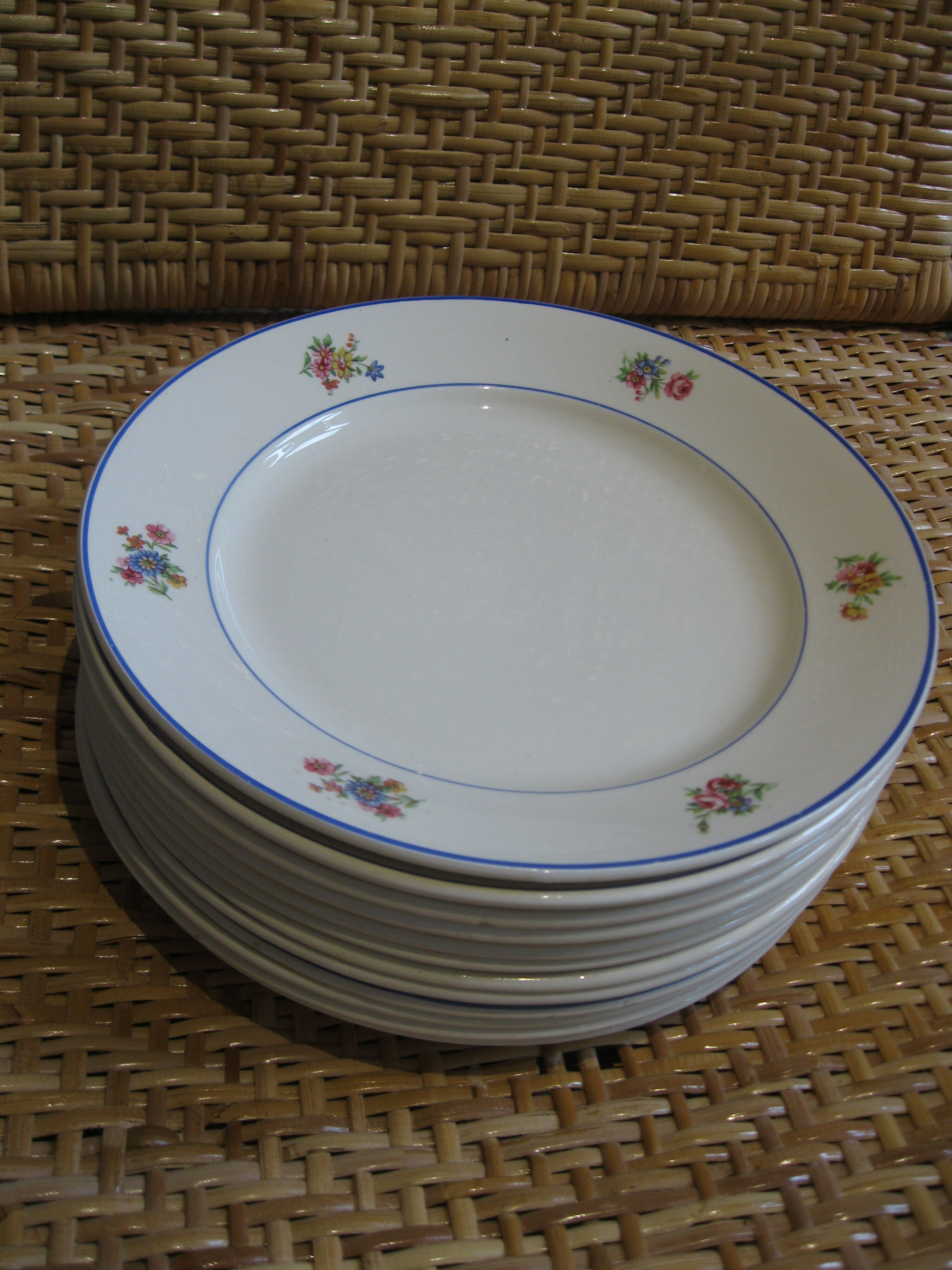 Lot d'assiettes de Lunéville en demi porcelaine décor "Marie"