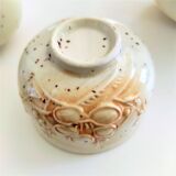 Theiere vintage with its 4 cups in speckled beige color and embossed patterns