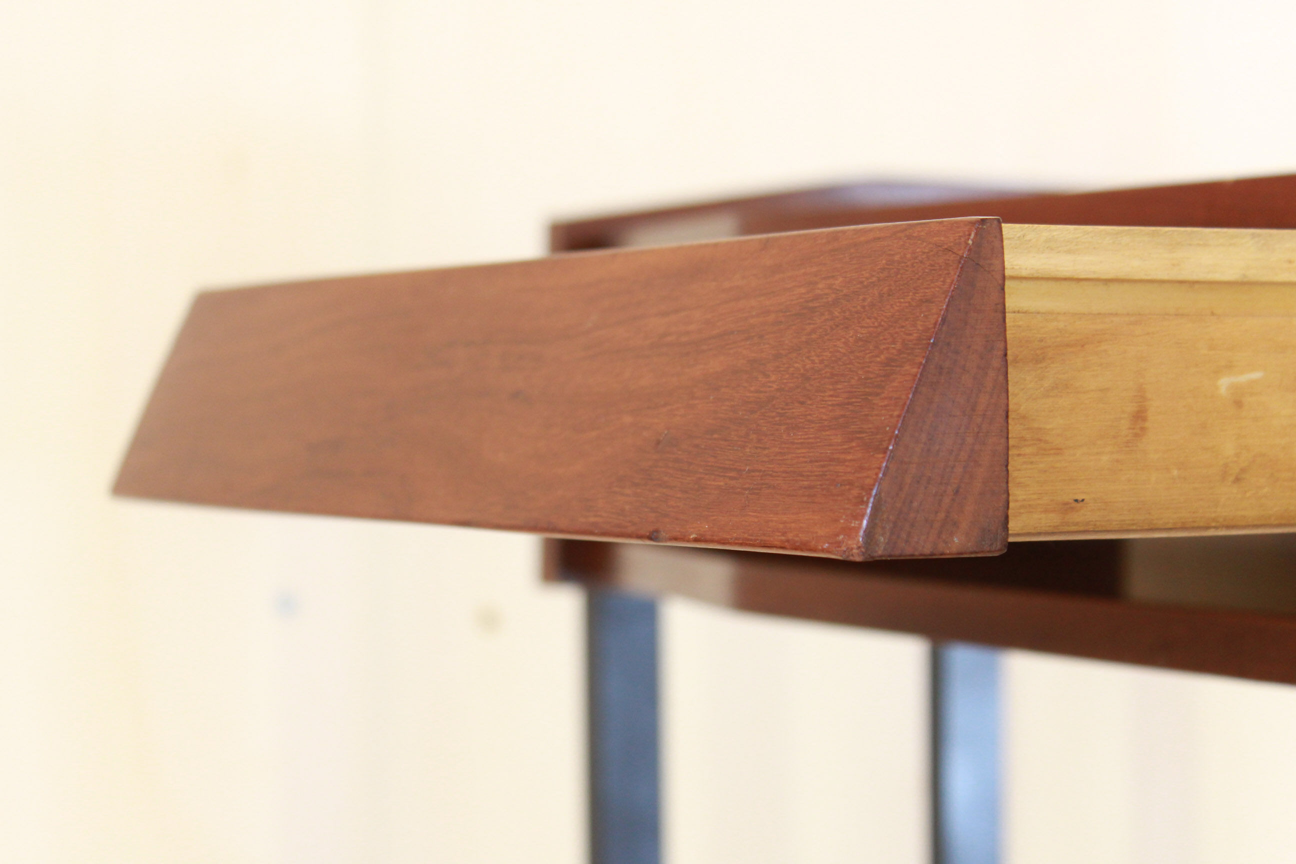 Consolle de bois de vitange des années 50 dans le modèle scandinave
