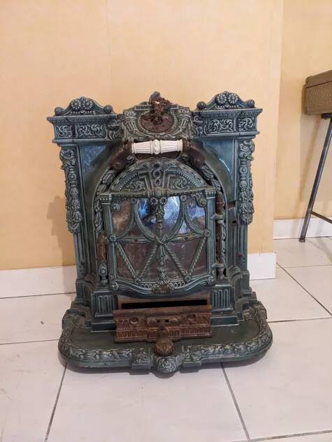 Mobile cast iron stove model "la chatte" designed by the French engineer Edmond Chaboche in 1883.