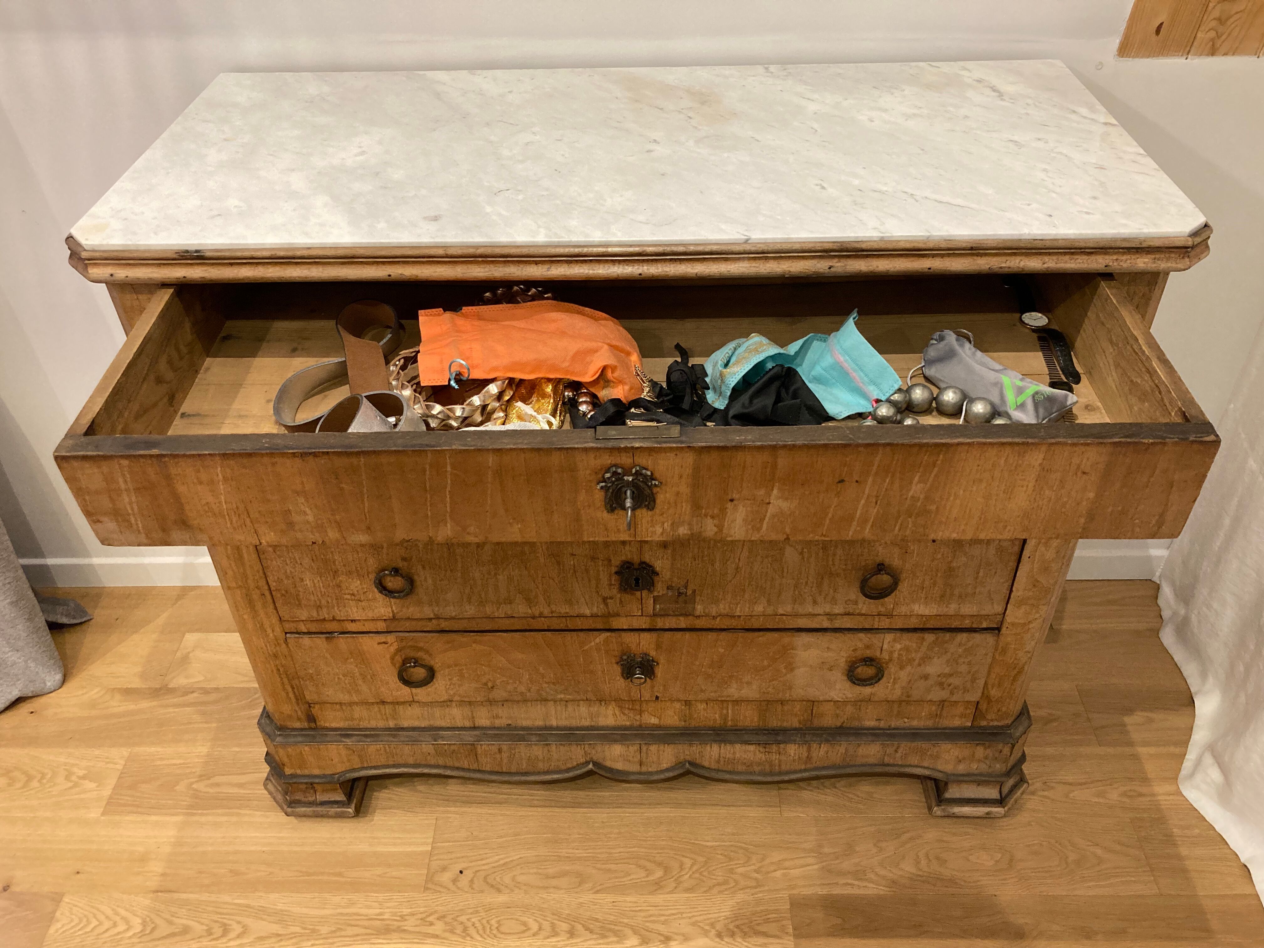 Commode classique « marqueté » avec plateau en marbre