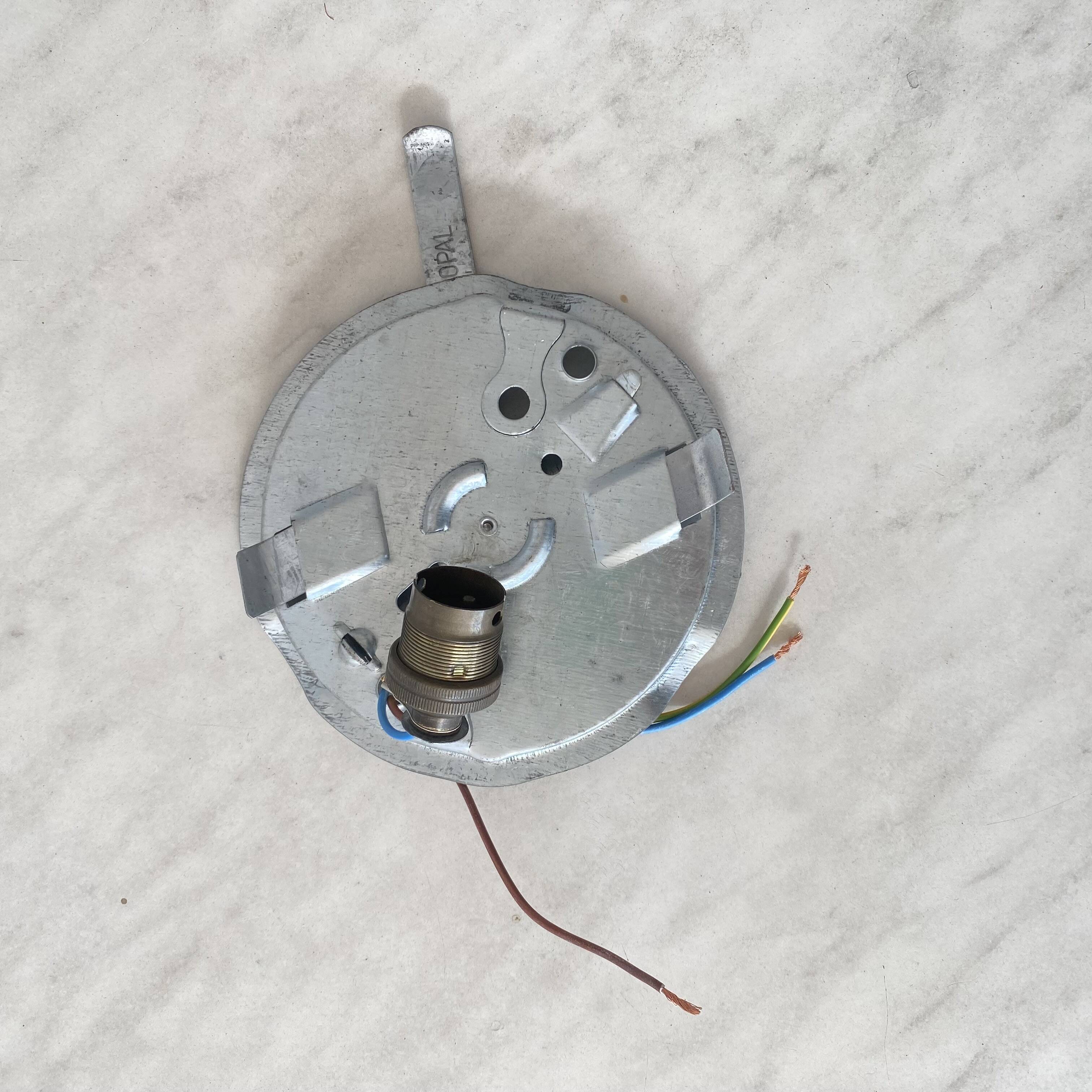 Plafonnier ou applique murale demi lune 20 cm verre opaline blanc 1960 1970