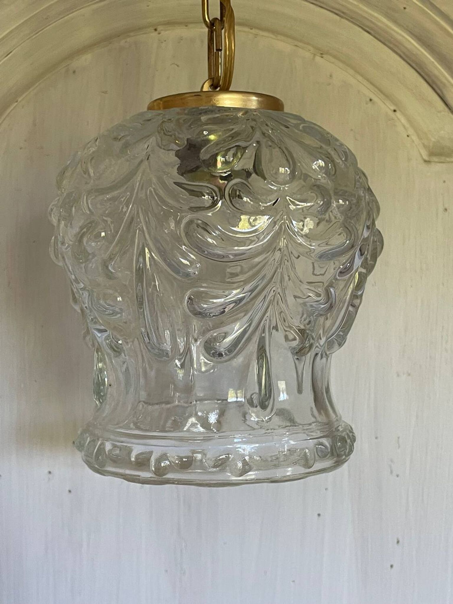 Suspension en verre moulé et métal doré vintage
