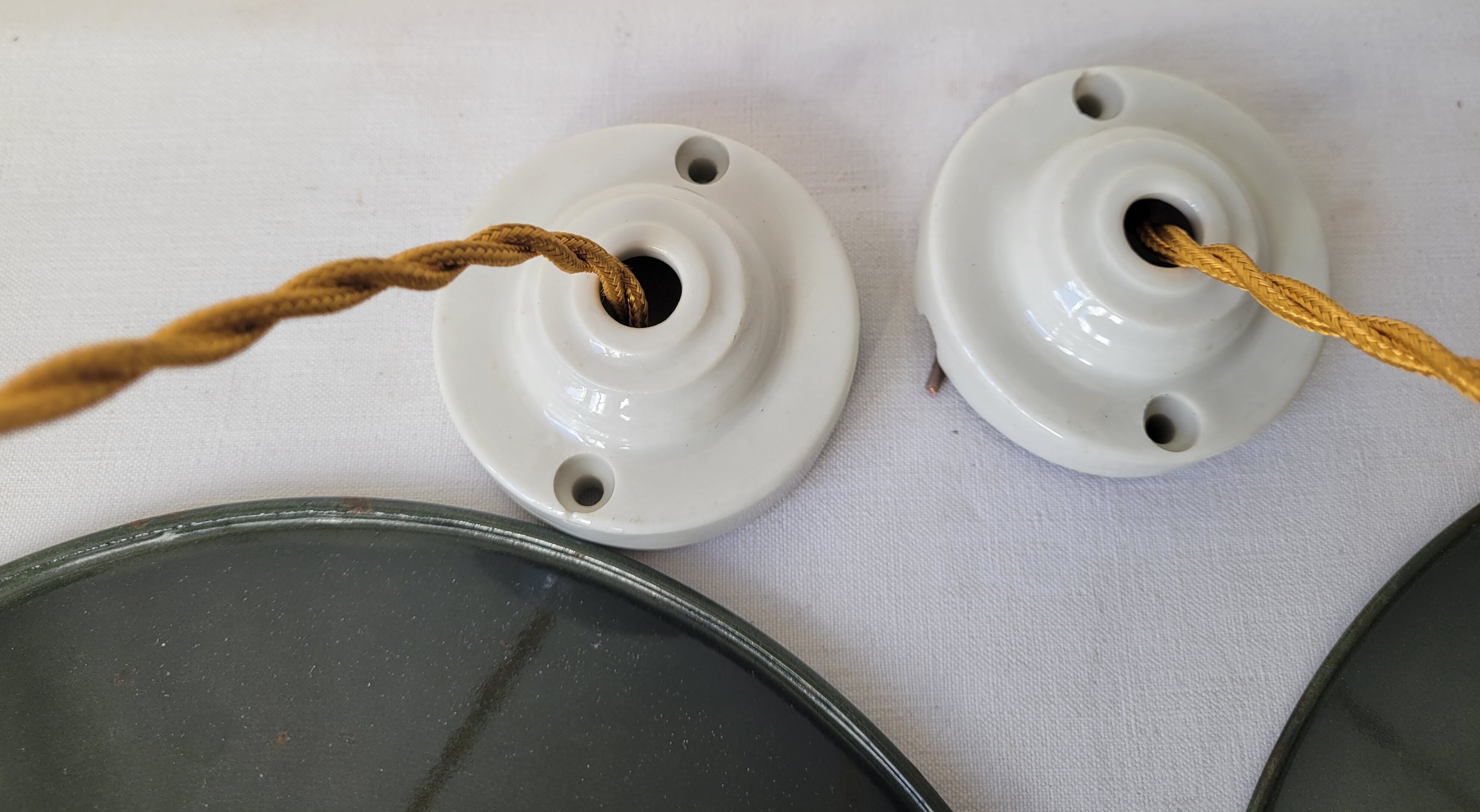 Pair of enamelled suspensions