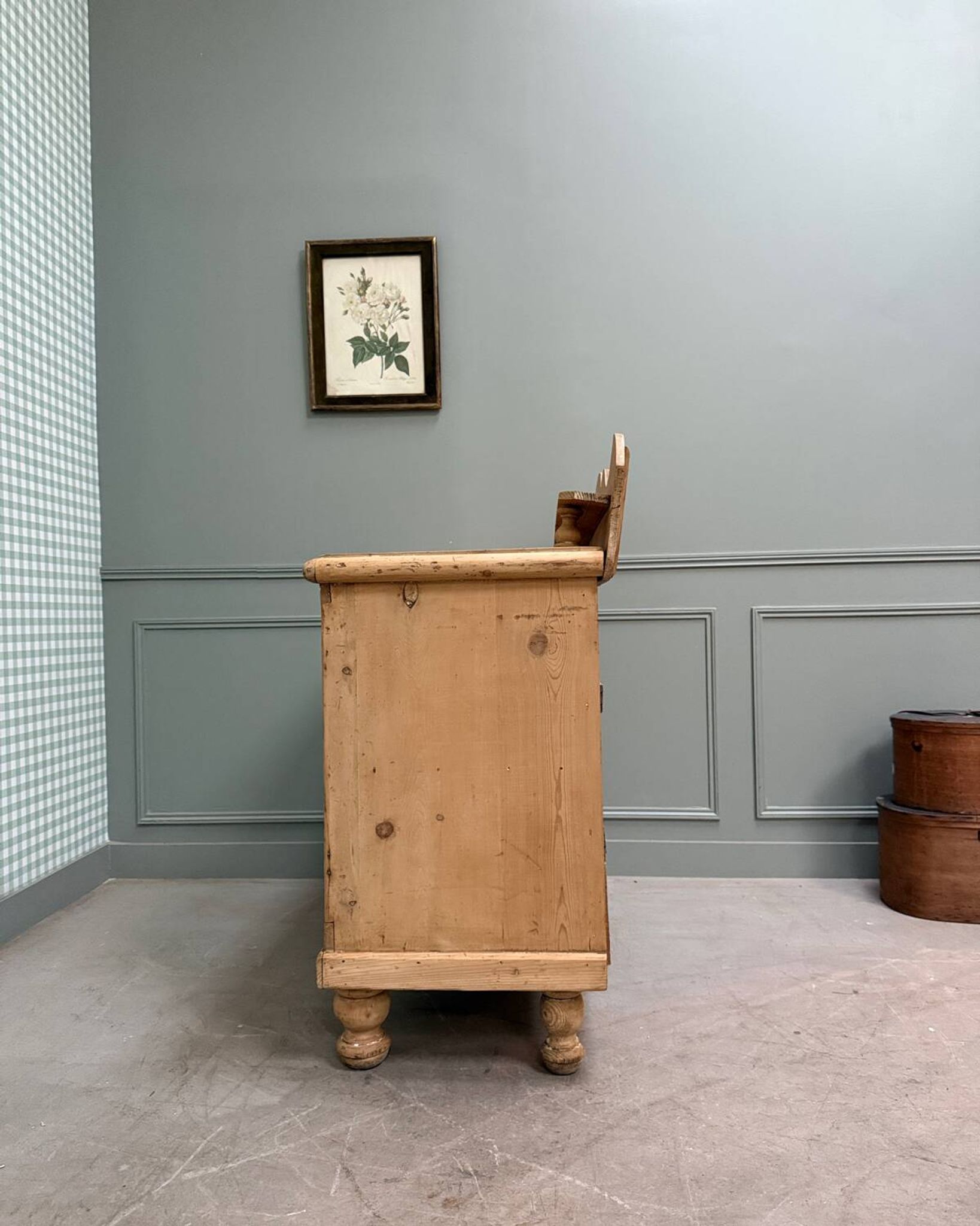 Large English chest of drawers (renovated)