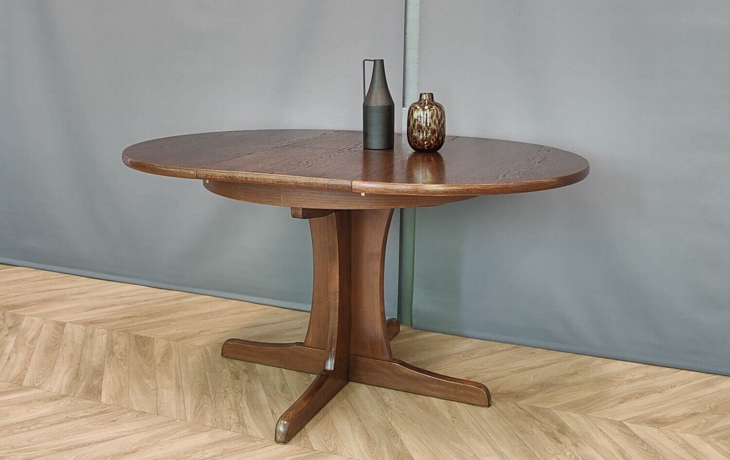 Mid-century extendable dining table