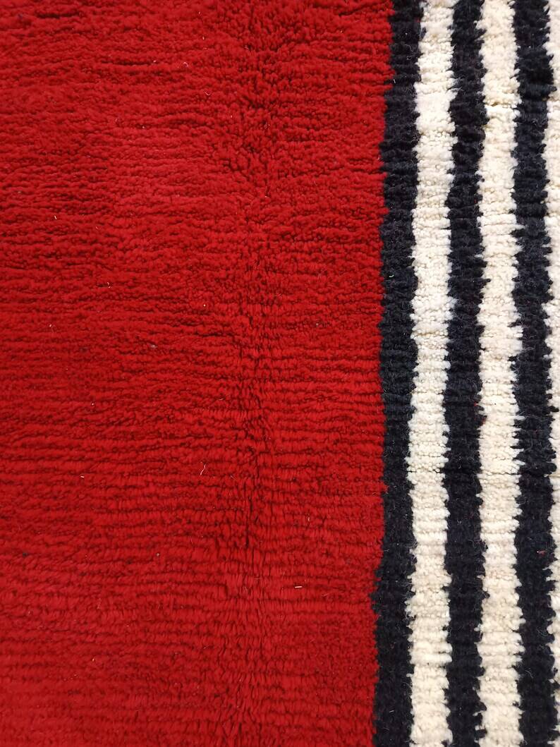 Tapis artisanal rouge et à rayures blanches et noires