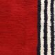 Tapis artisanal rouge et à rayures blanches et noires