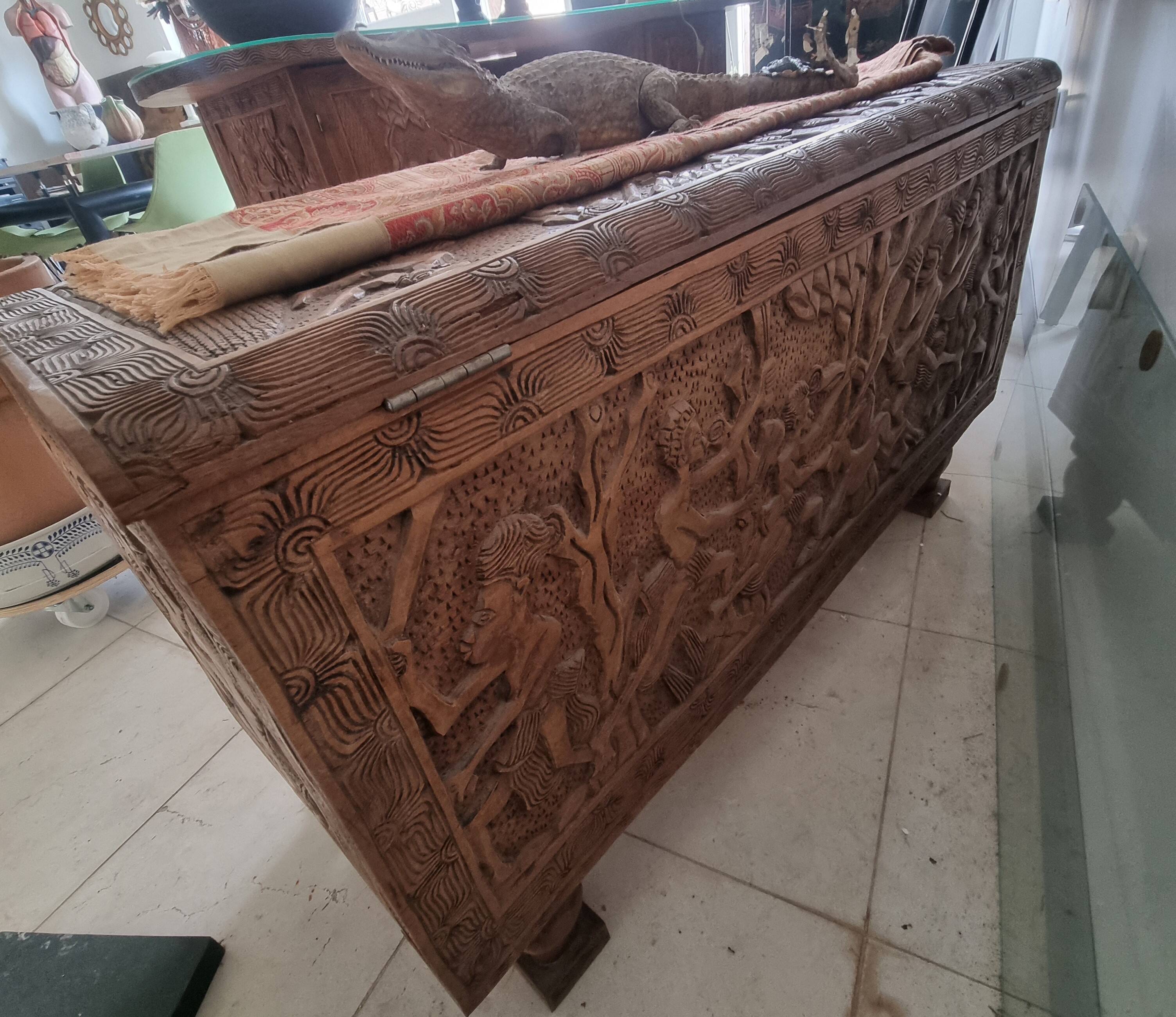 Coffre en bois exotique sculpté