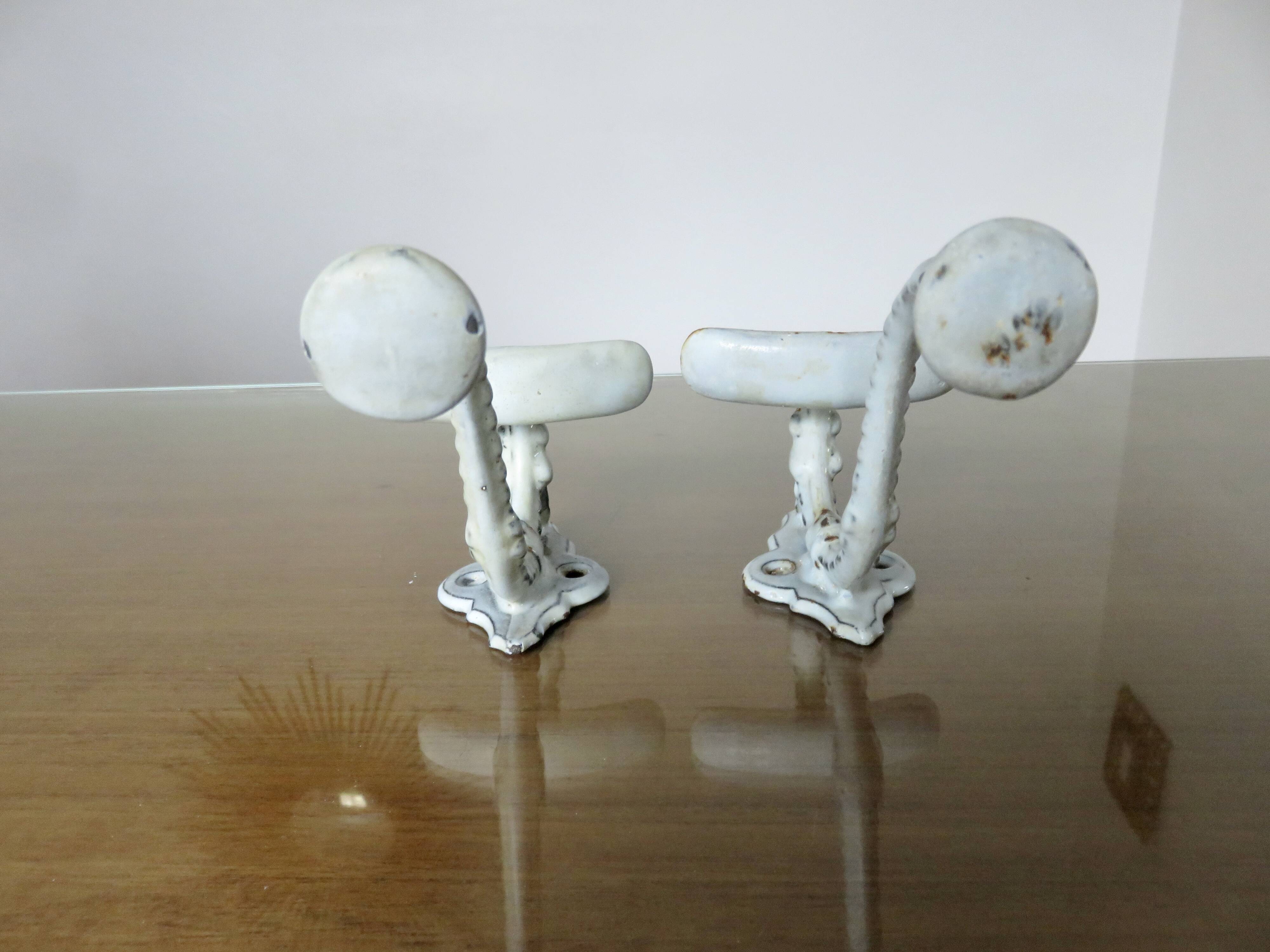 Paire de patères en fonte émaillée, 19ème