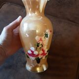 Vase en opaline nacrée