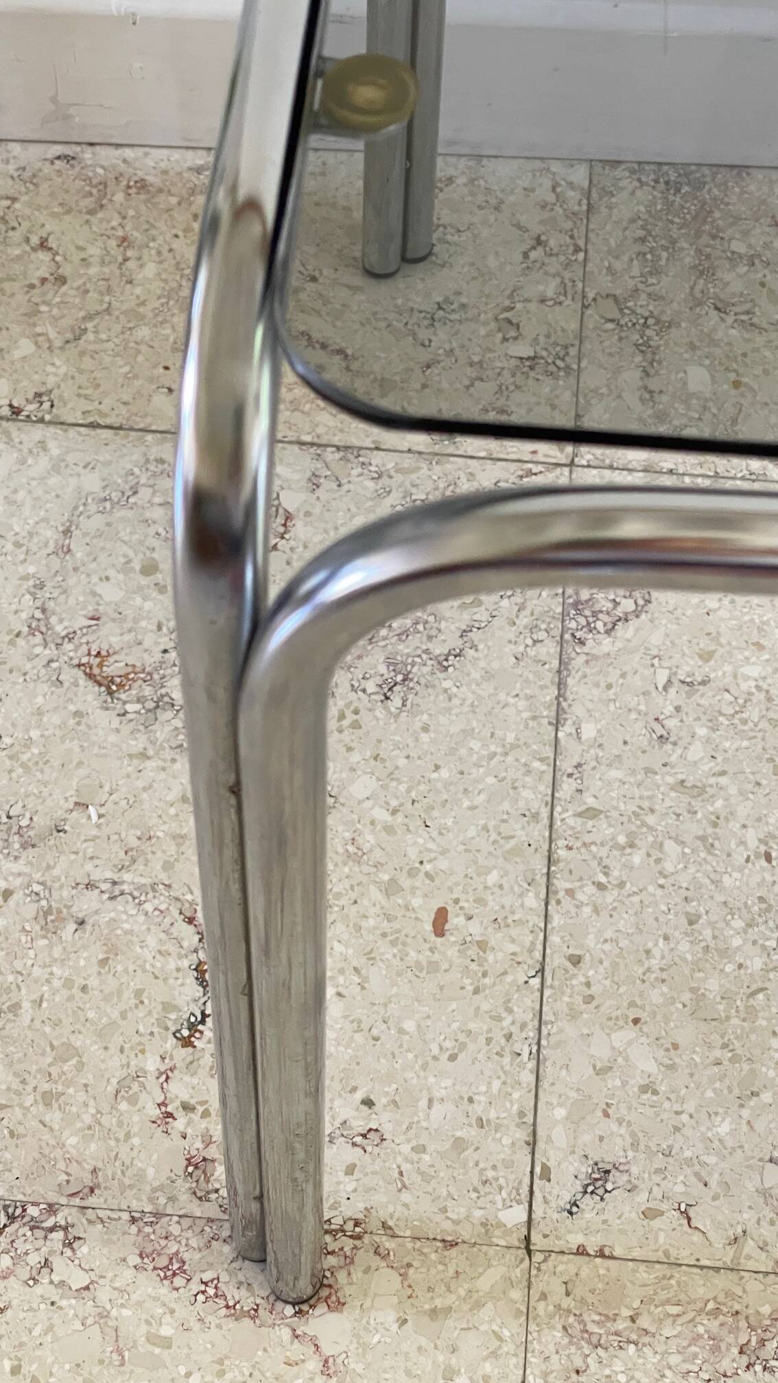 Table basse annees 70 verre et acier chromé