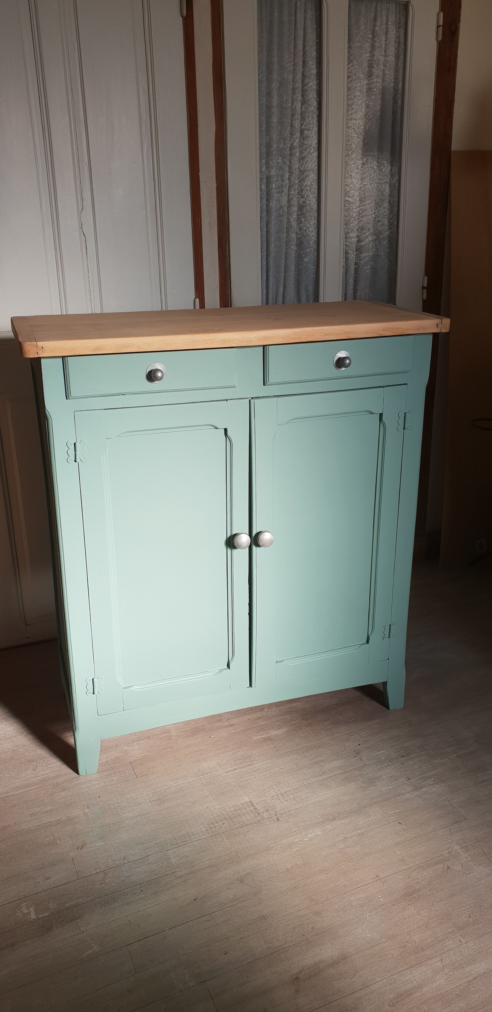 Parisian green buffet