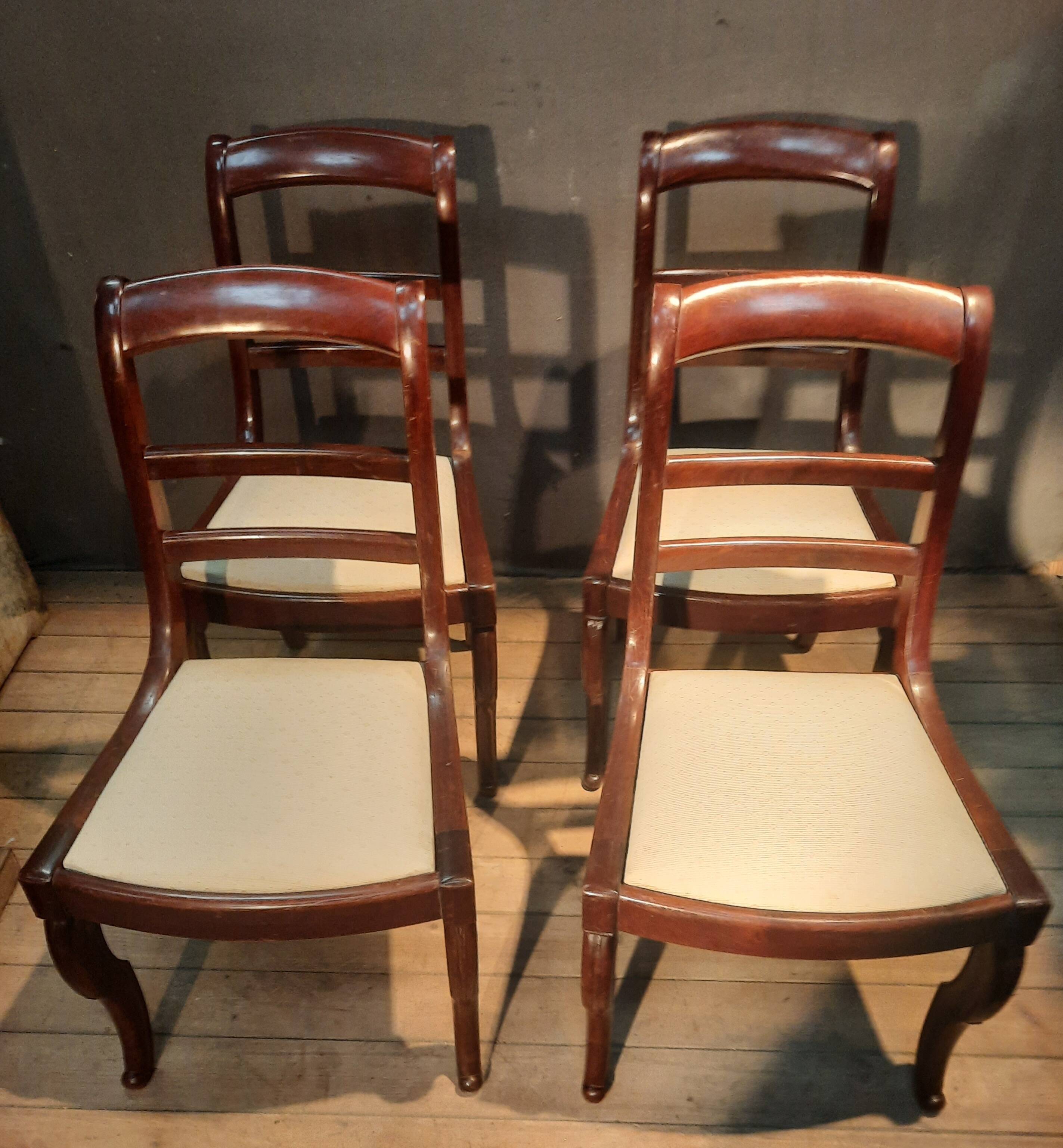 Série de 4 chaises à barettes en acajou