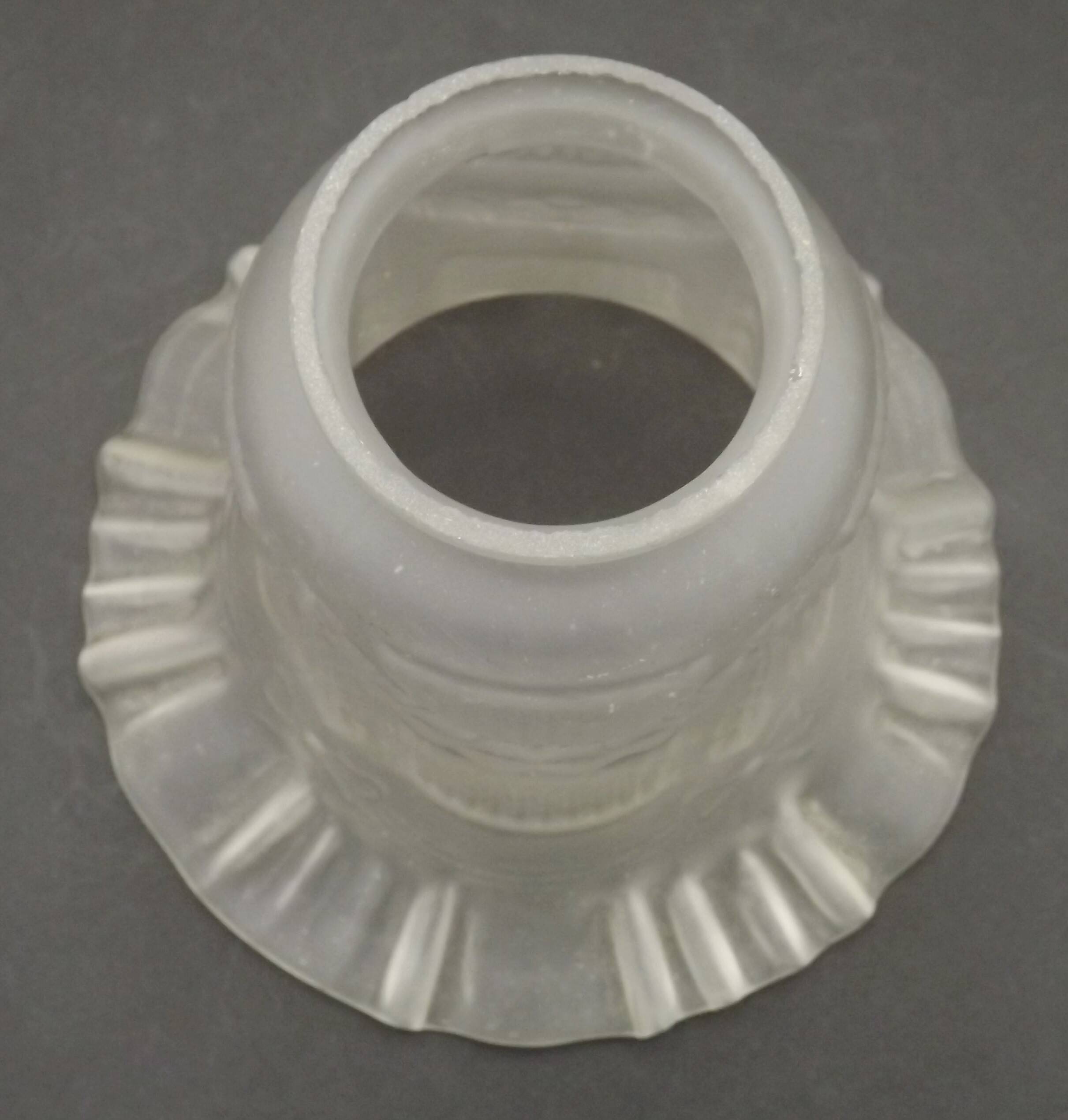 Abat-jour français vintage en verre blanc opaque avec bordure festonnée et détails festonnés 0181