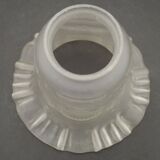 Abat-jour français vintage en verre blanc opaque avec bordure festonnée et détails festonnés 0181