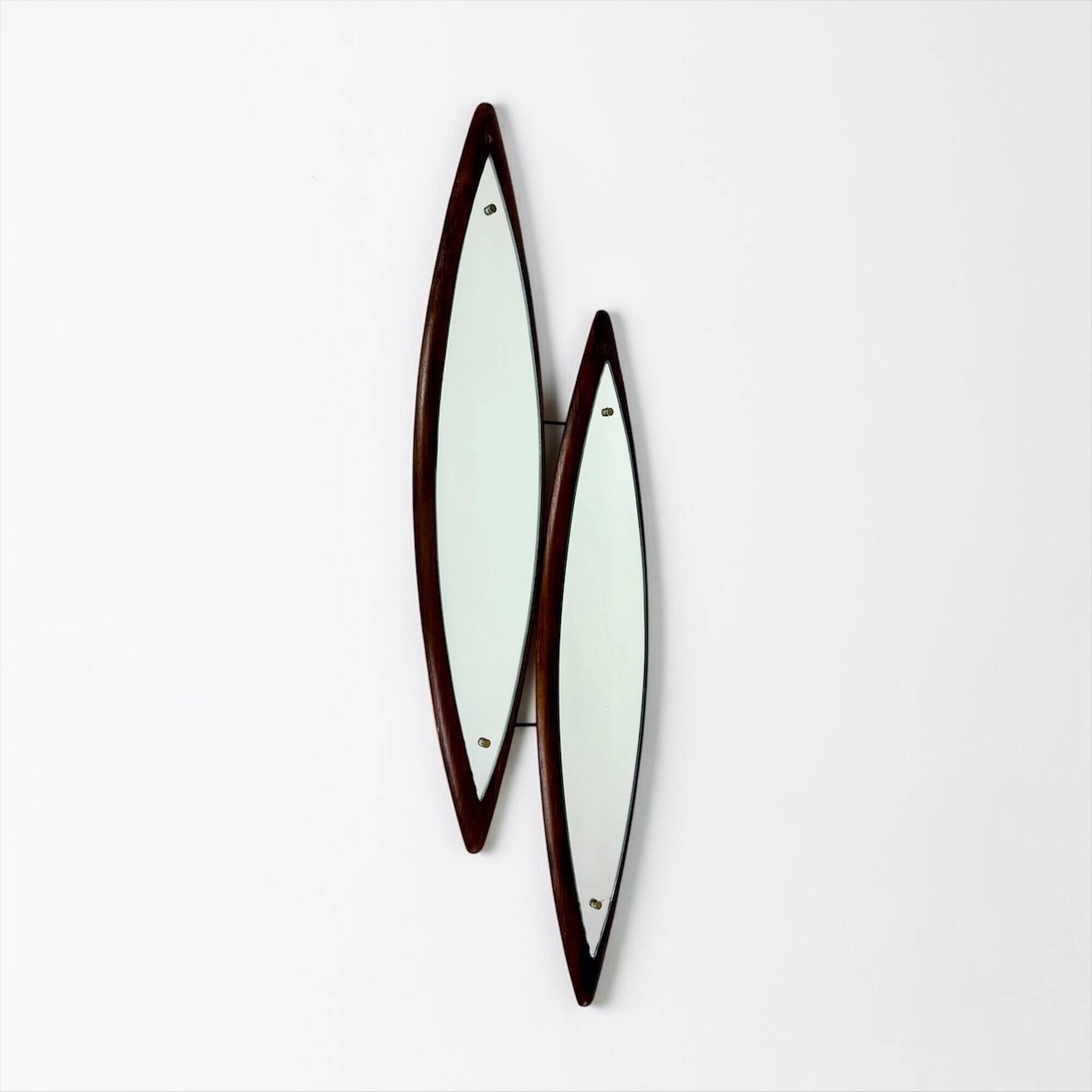 Italian sculptural wall mirror in wood from the 1960s.