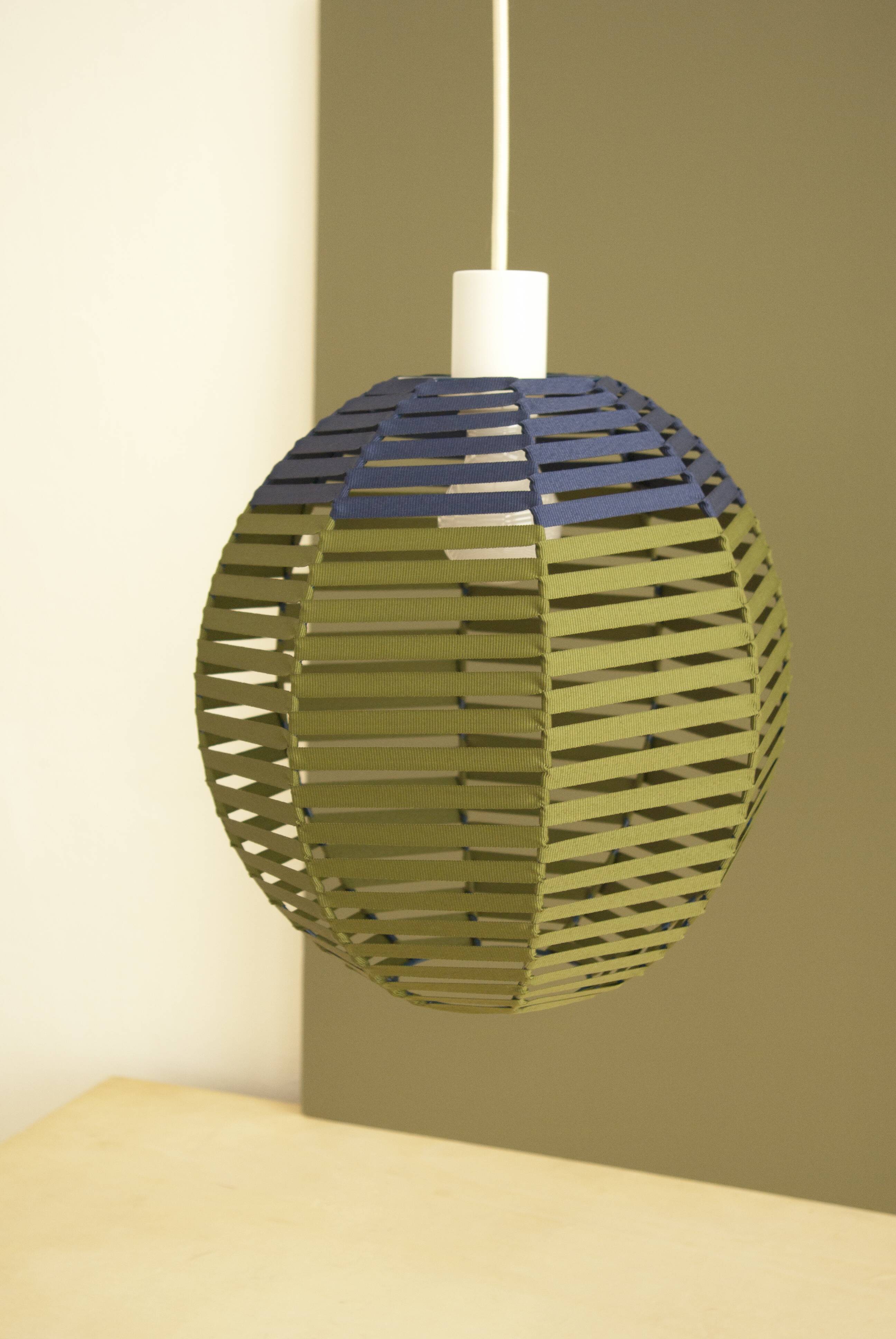 Suspension boule tissée sur structure en métal / D 27cm