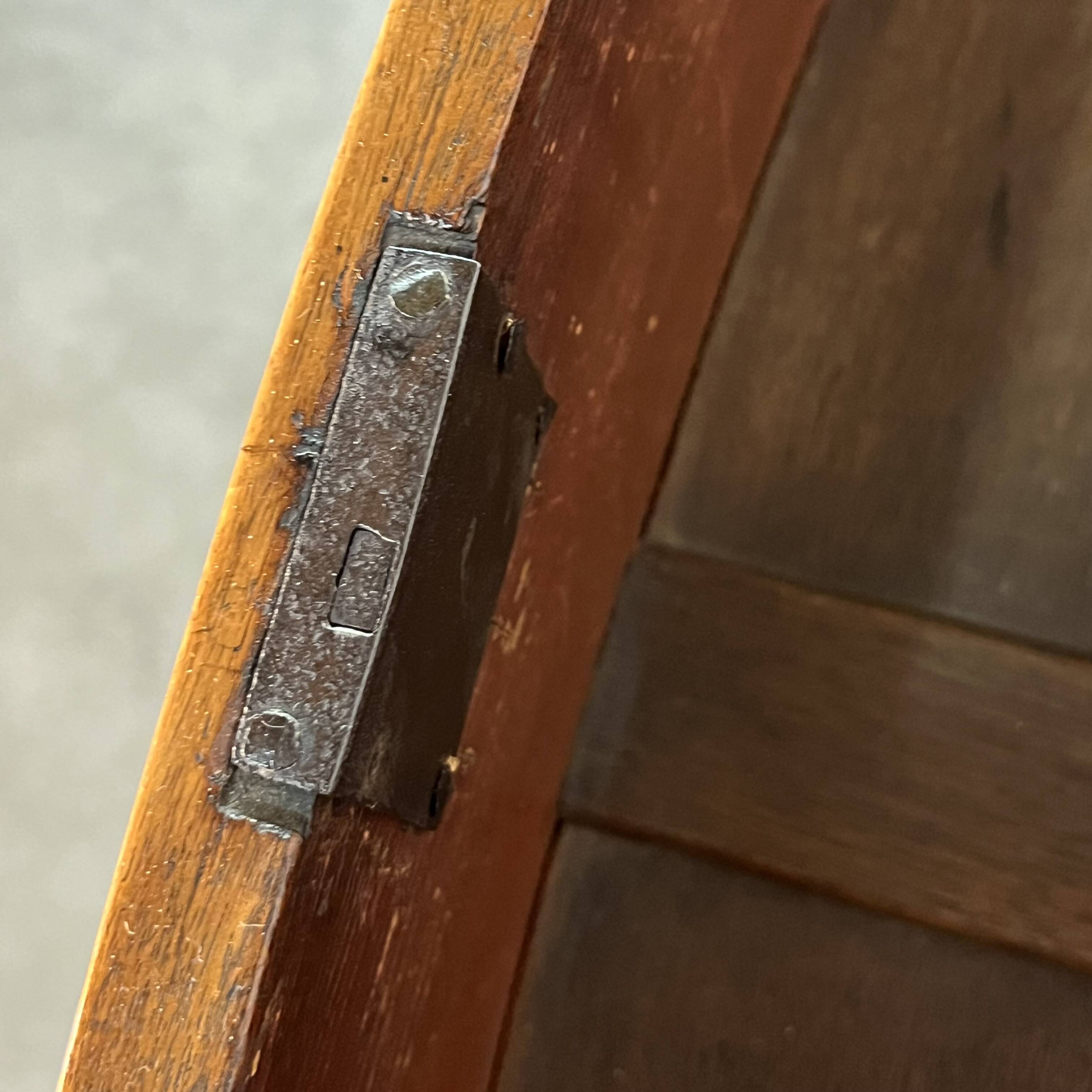 English commode from the George III Regency period, bombe shape in mahogany veneer.