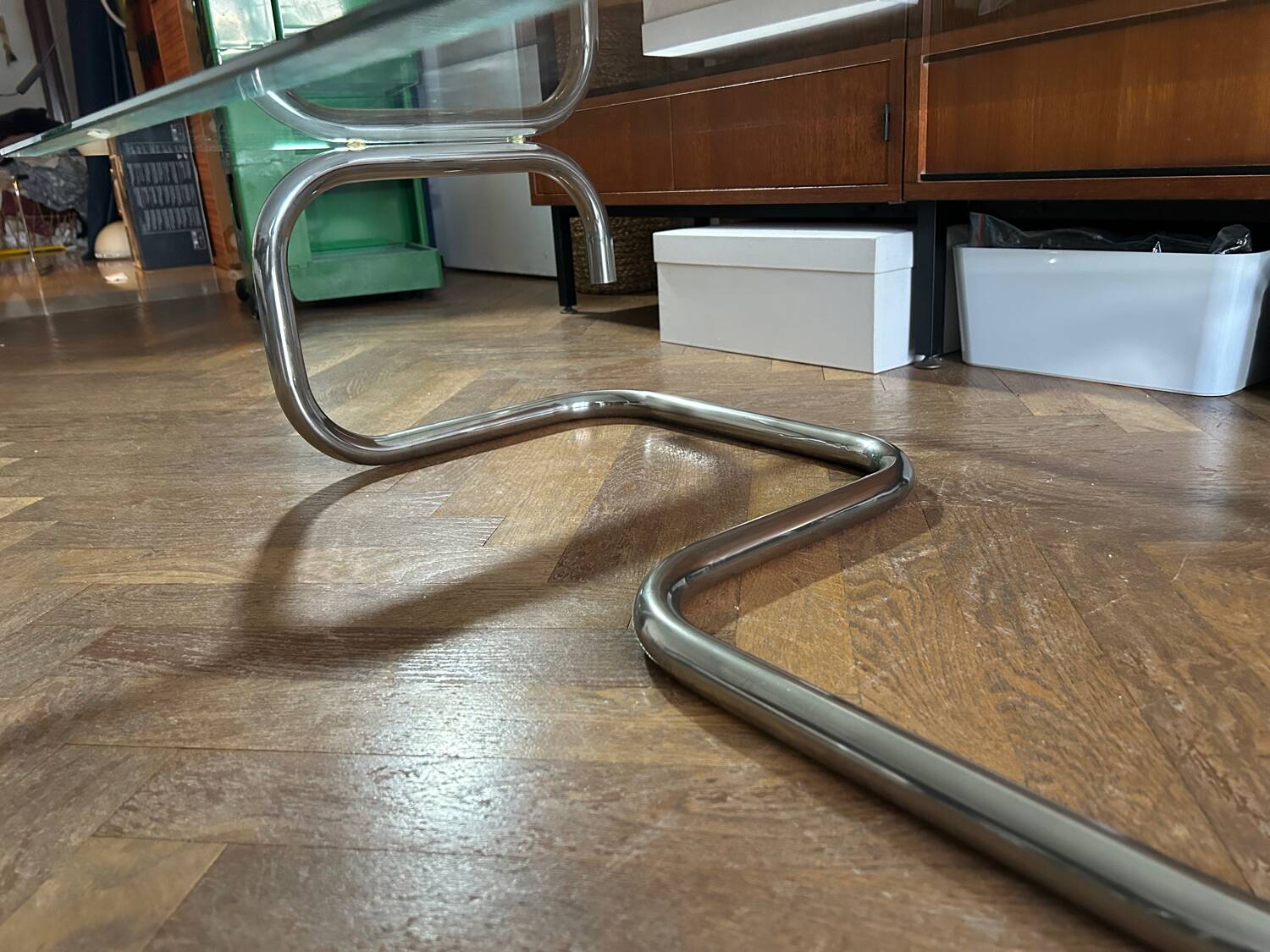 1970s design coffee table in rectangular glass with chrome legs