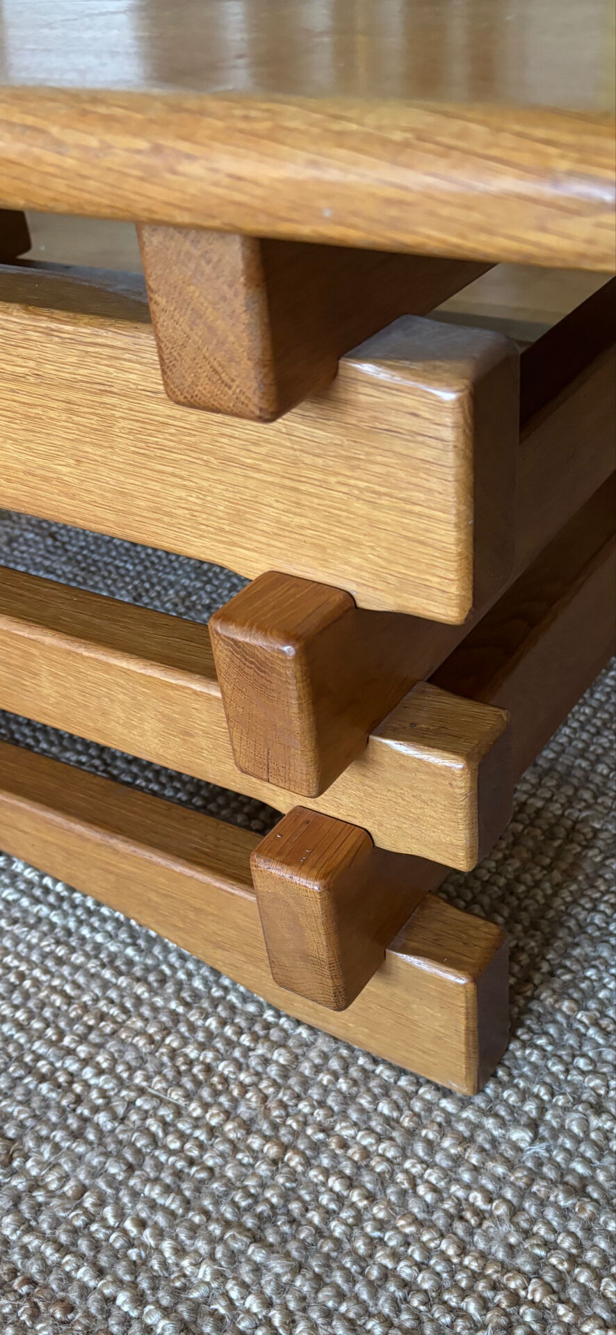 Table basse brutaliste en orme  – années 70